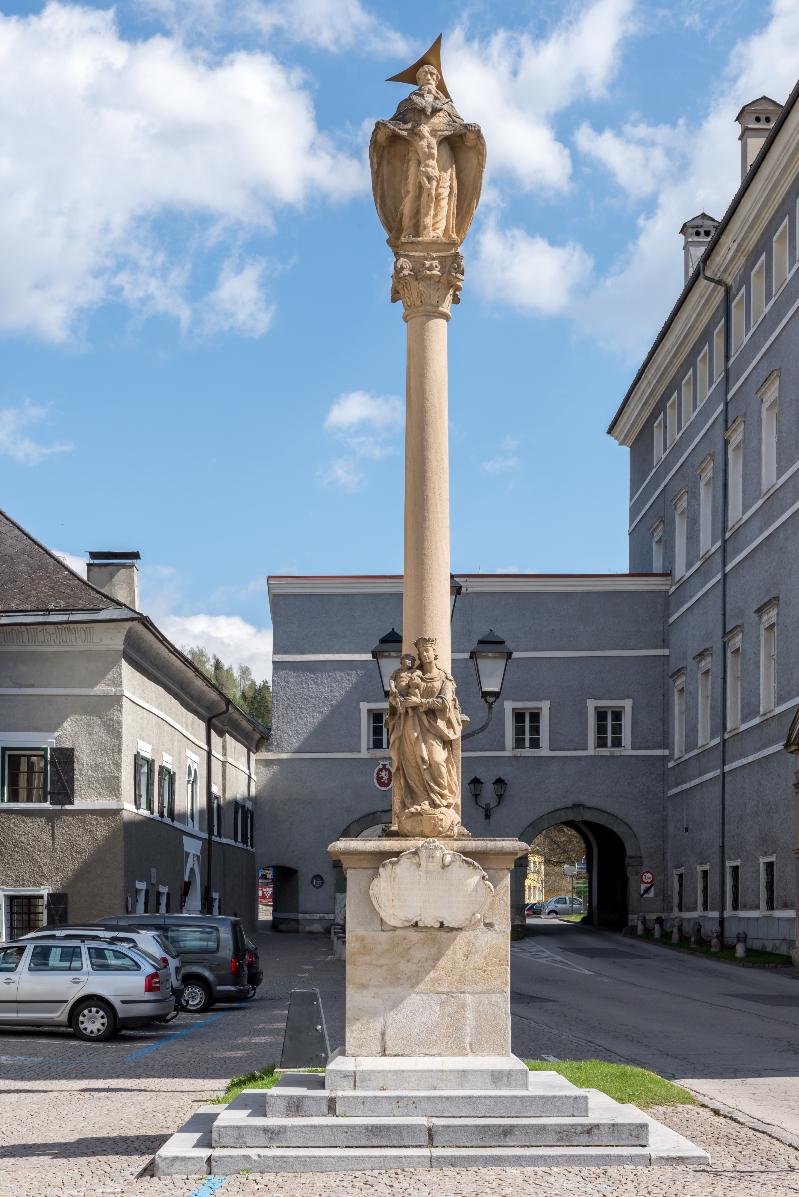 Gmuend Hauptplatz Dreifaltigkeitssaeule West-Ansicht 06042017 7355