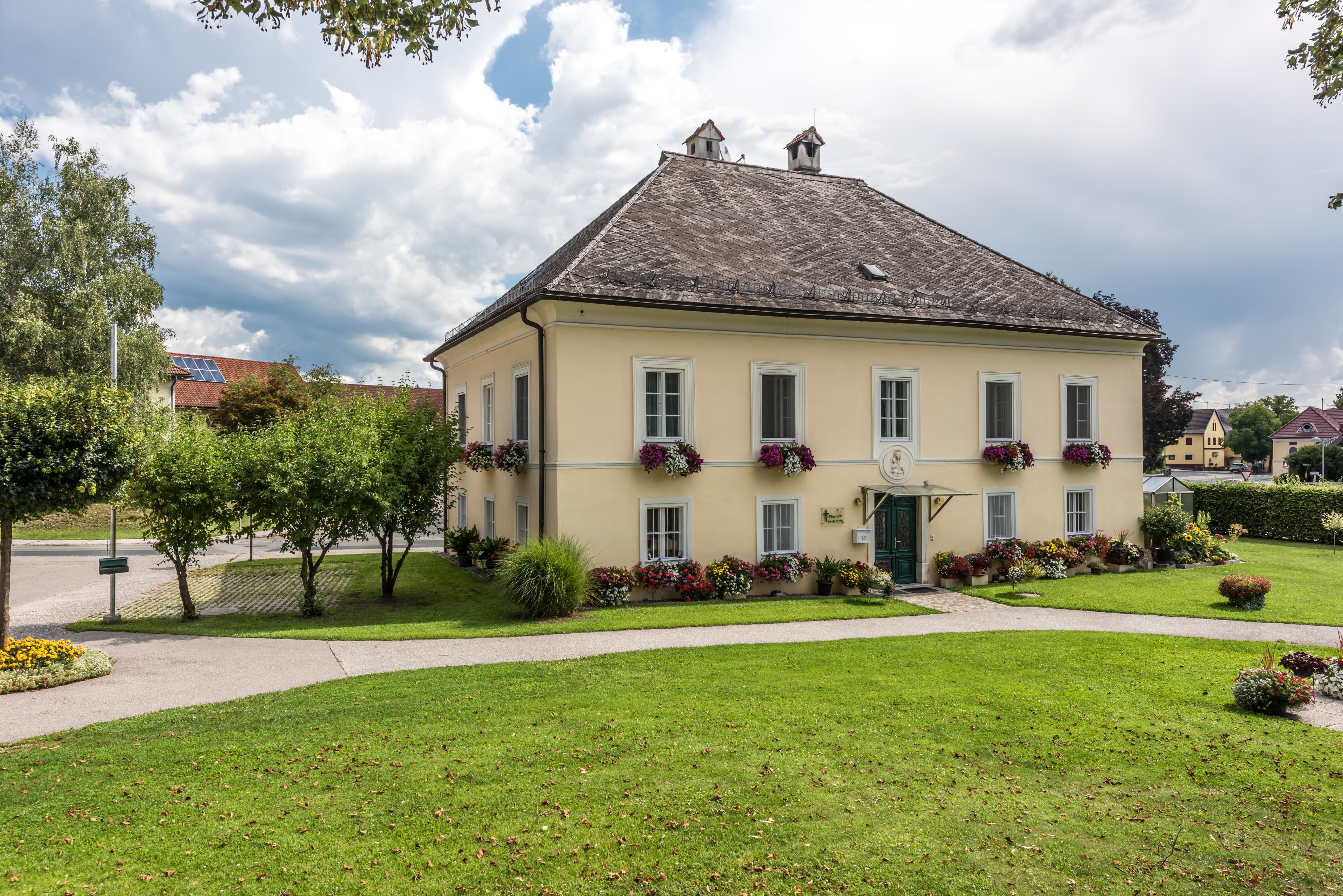 Grafenstein Hauptstrasse 91 Pfarrhof SW-Ansicht 26072018 4051