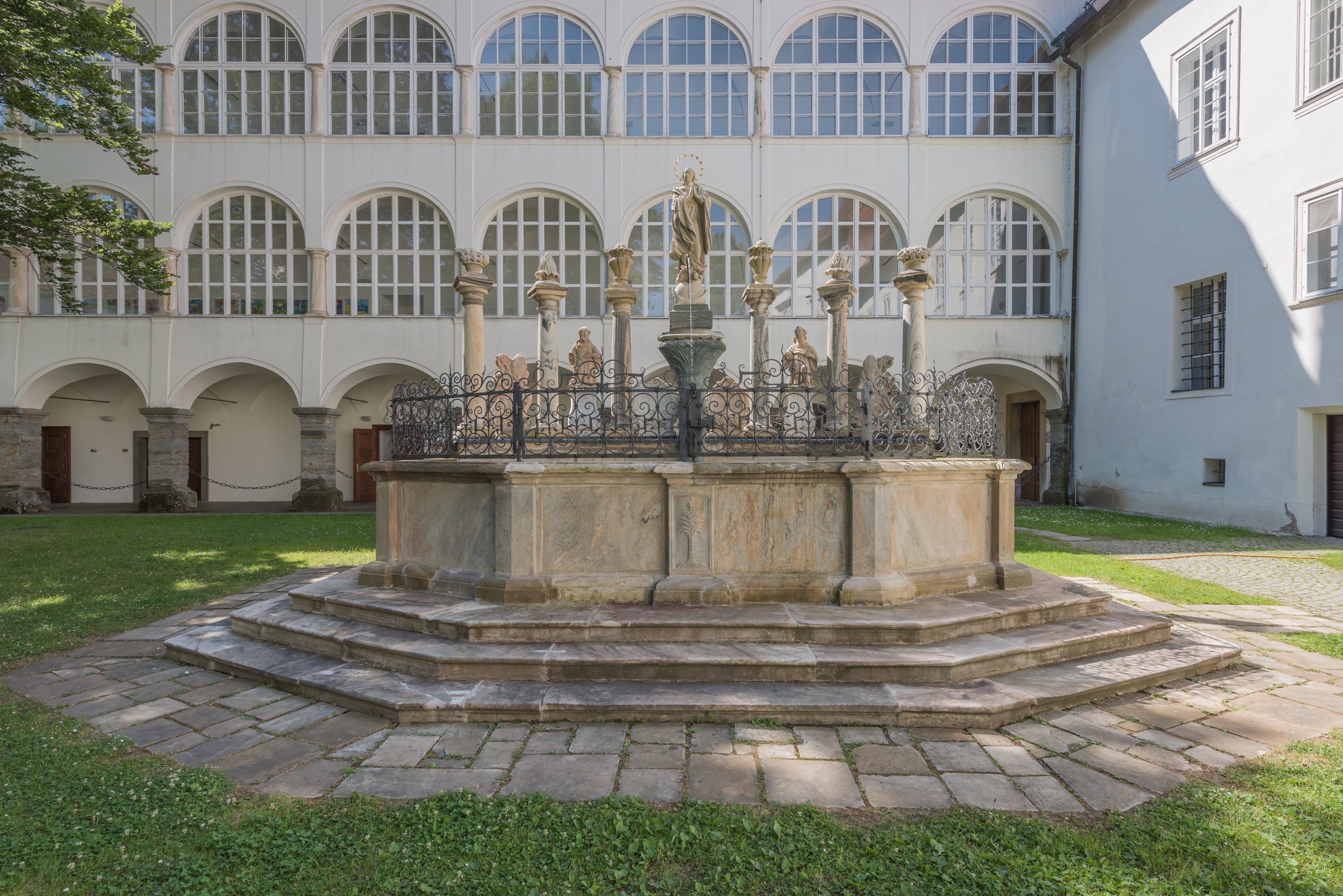 Klagenfurt Stift Viktring Marienhof Marienbrunnen 08062015 4593