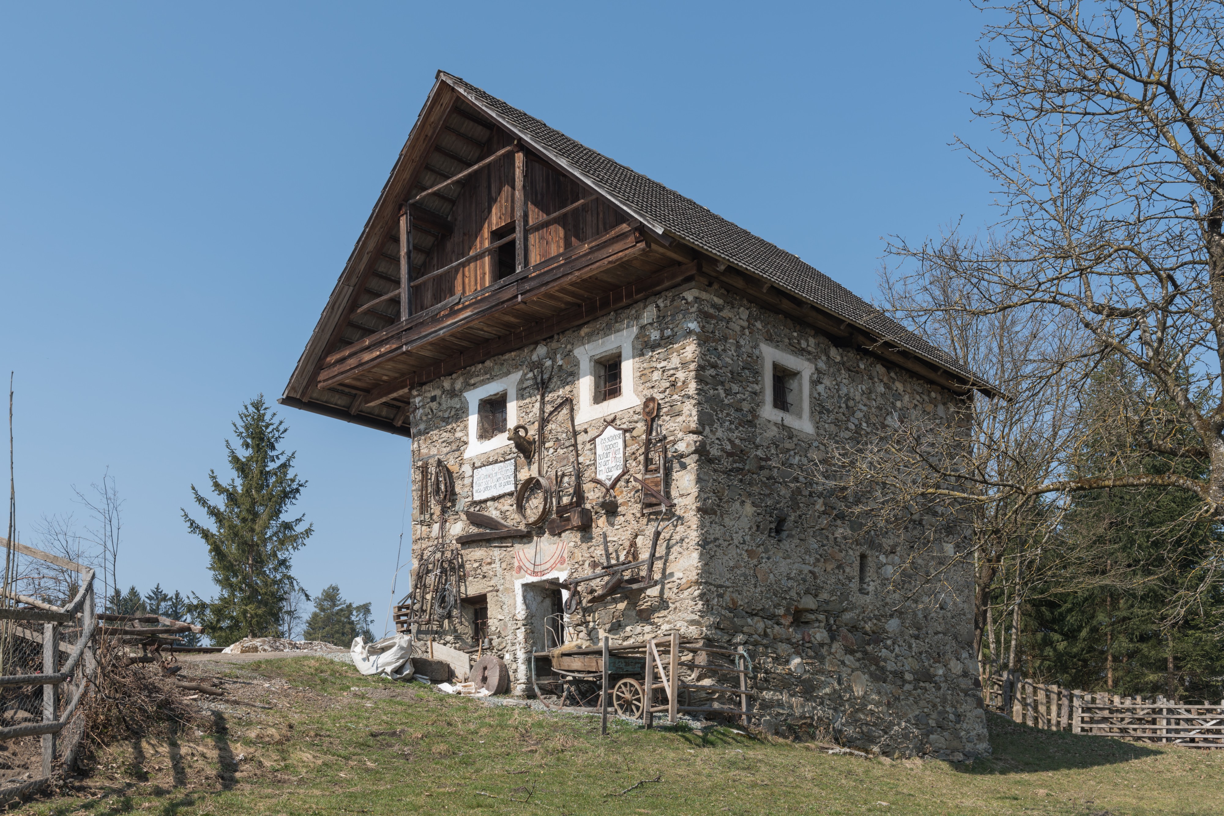 Klagenfurt Woelfnitz Ponfeld Herrrlich-Realitaet Geraeteschuppen 21032015 1023