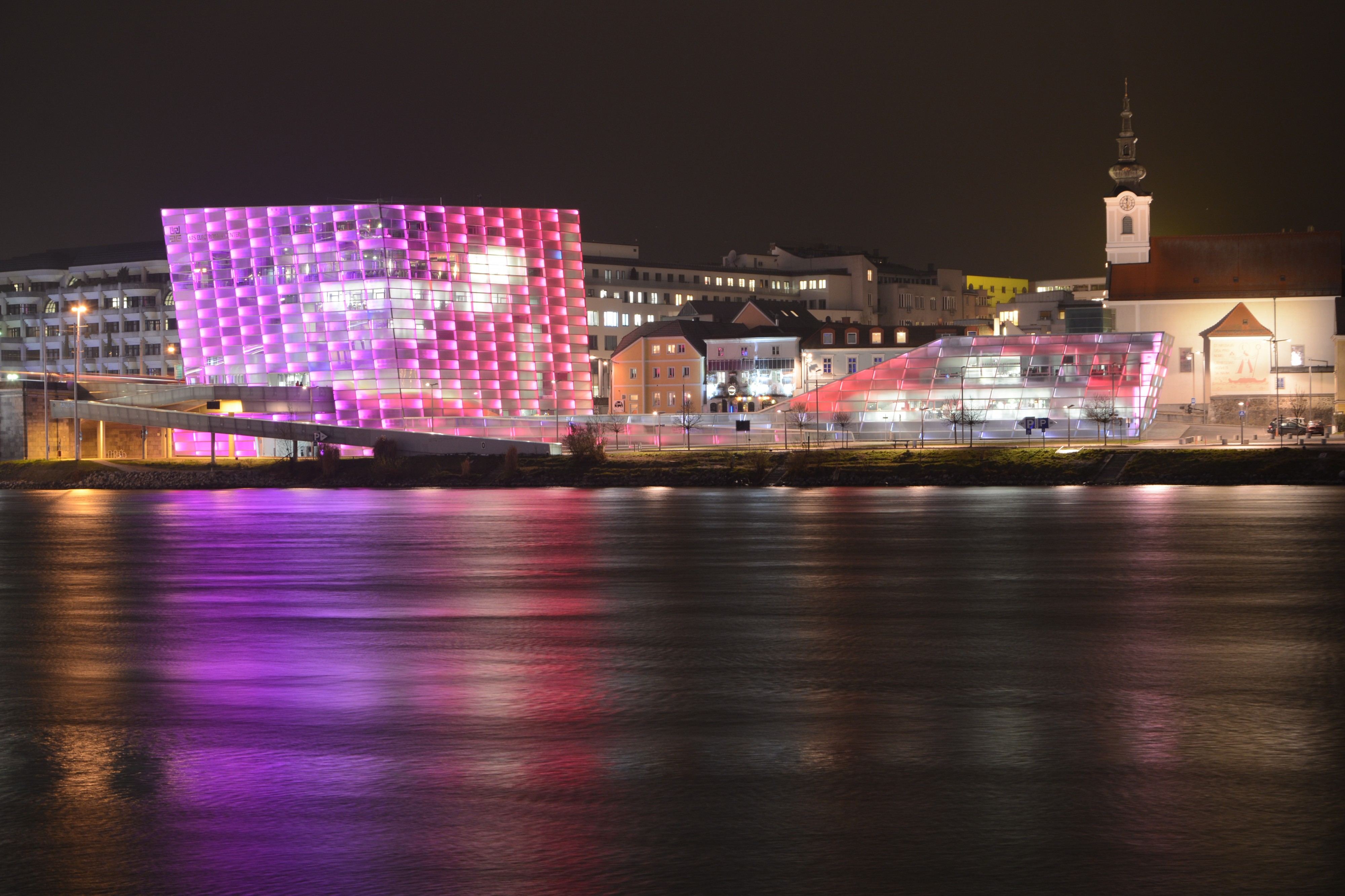 Linz Ars electronica center lila DL