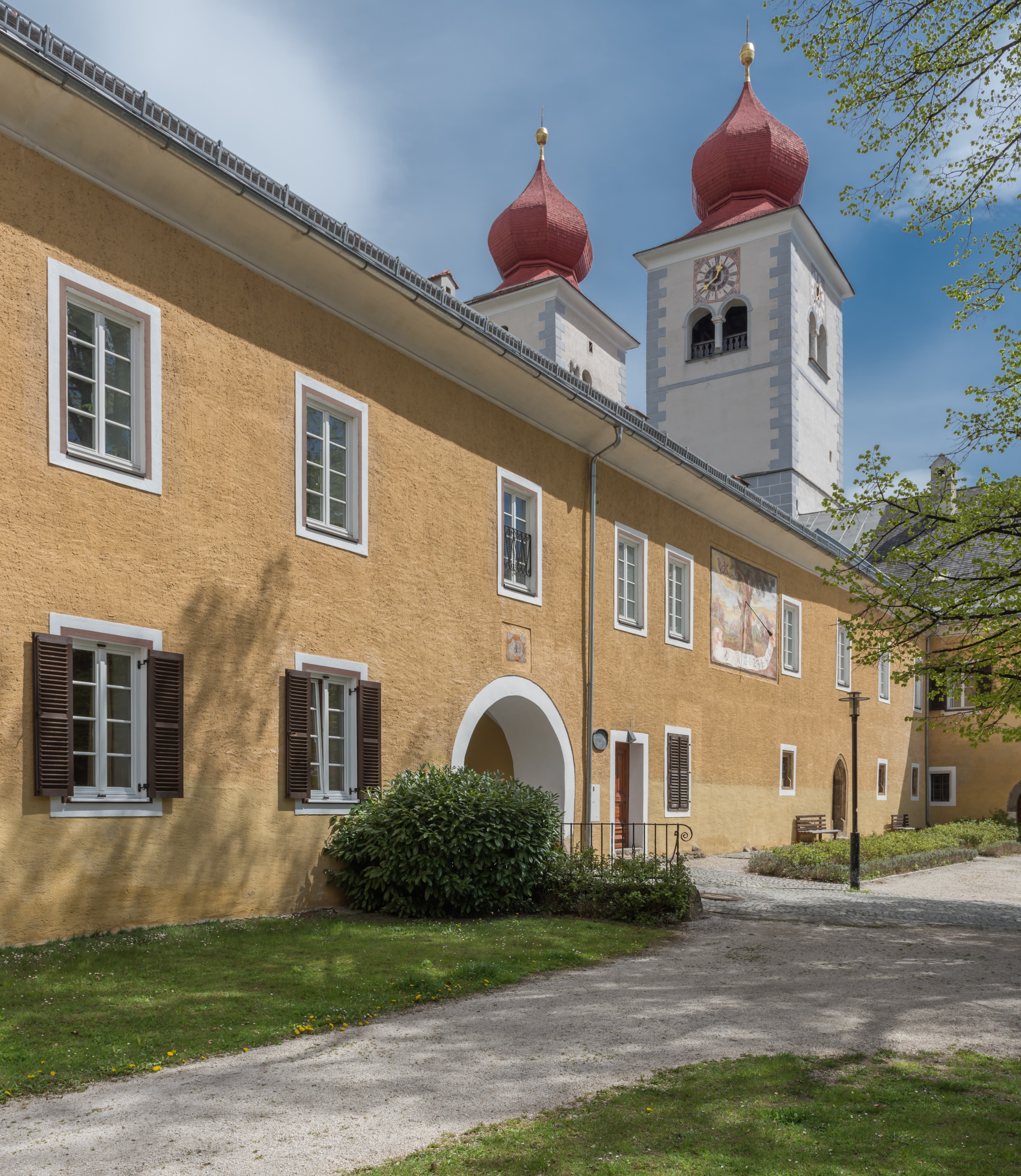 Millstatt Benediktinerstift Innenhof Ost-Ansicht mit Pfarrkirche 2004201 2299