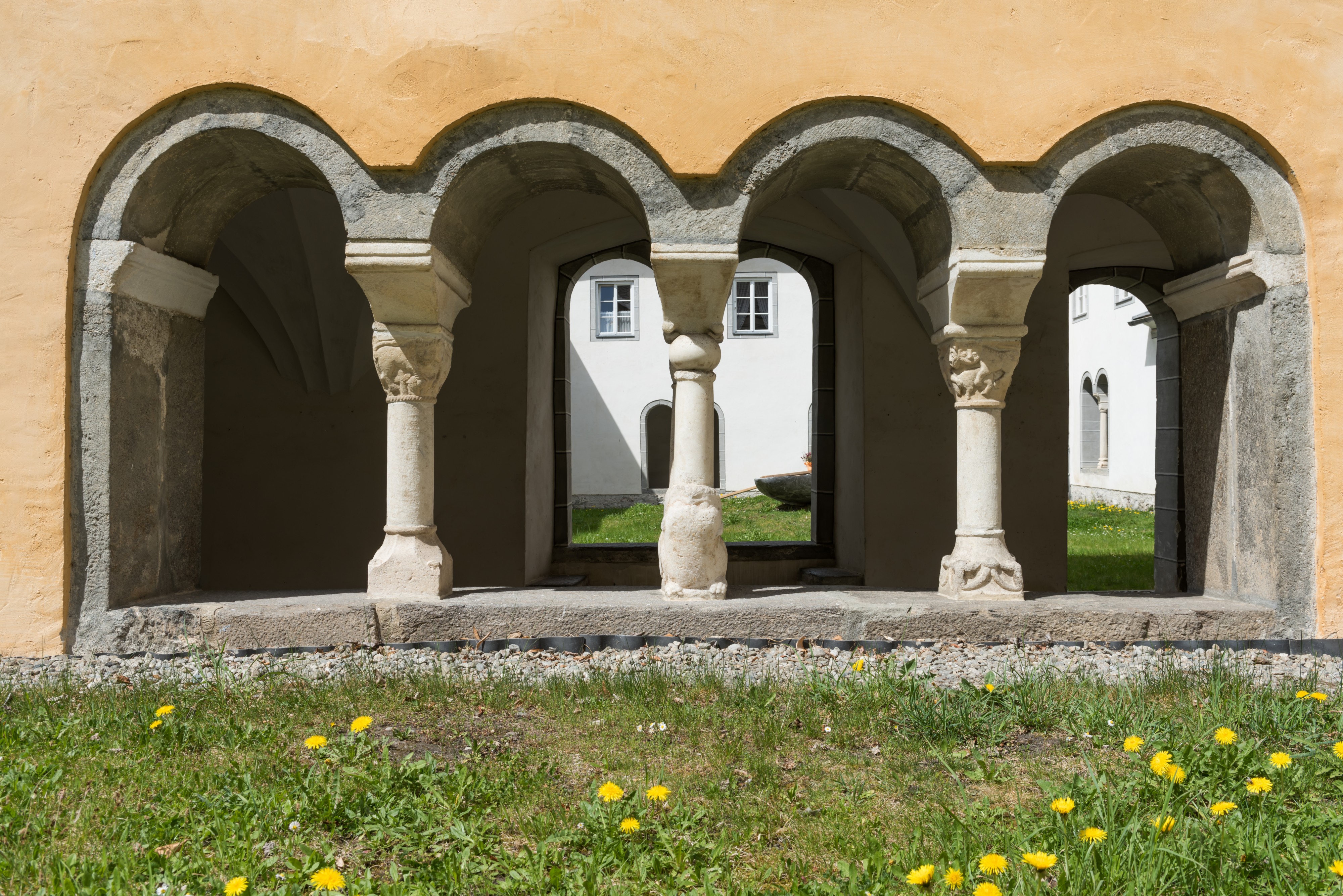 Millstatt Benediktinerstift Kreuzgang SO-Ansicht Viererarkade 2004201 2318