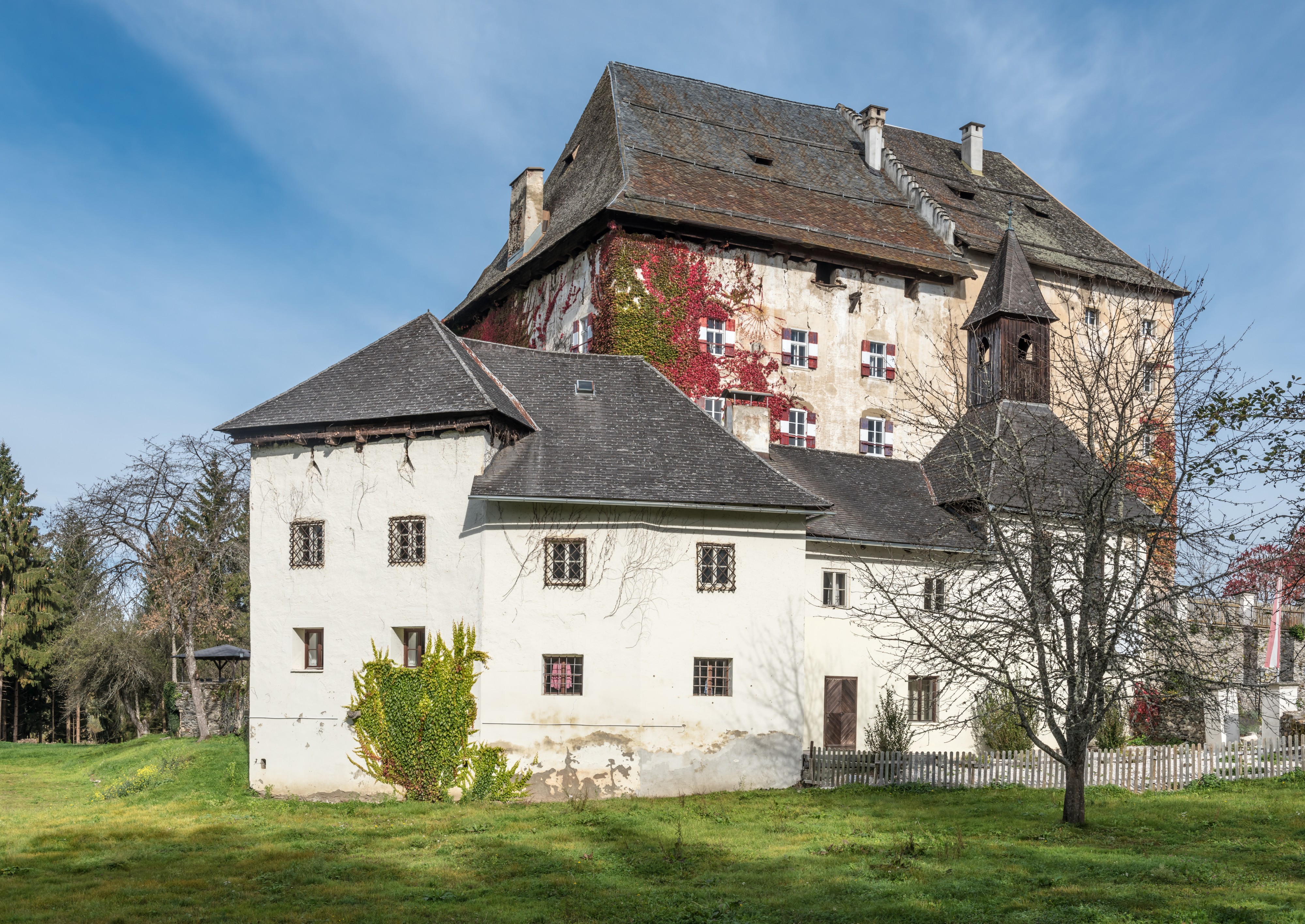Moosburg Schloss 1 Schloss S-Flügel mit Schlosskapelle SW-Ansicht 23102018 5141