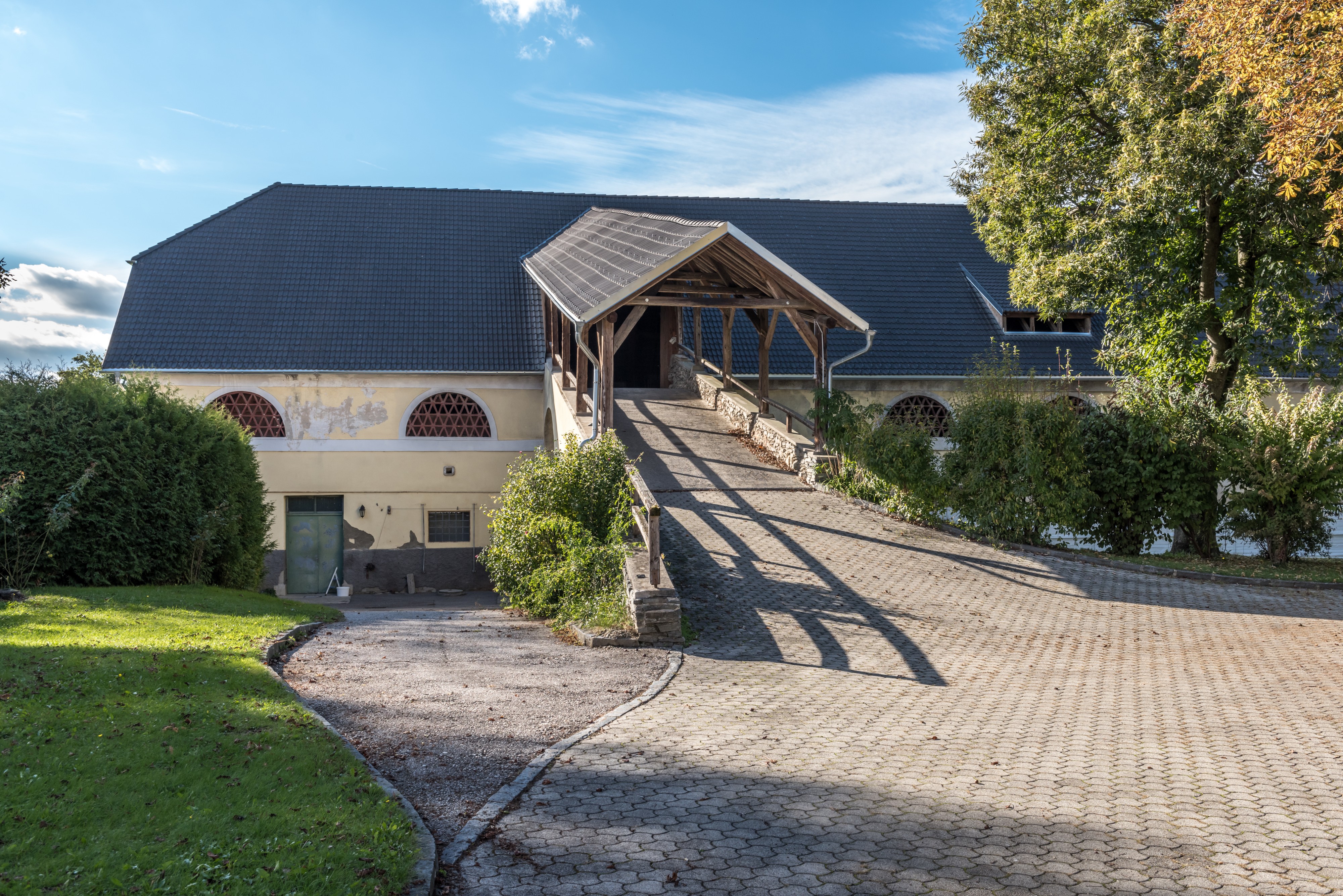 Moosburg Windischbach 1 Wurmhof Wirtschaftsgebäude O-Ansicht 02102018 4853