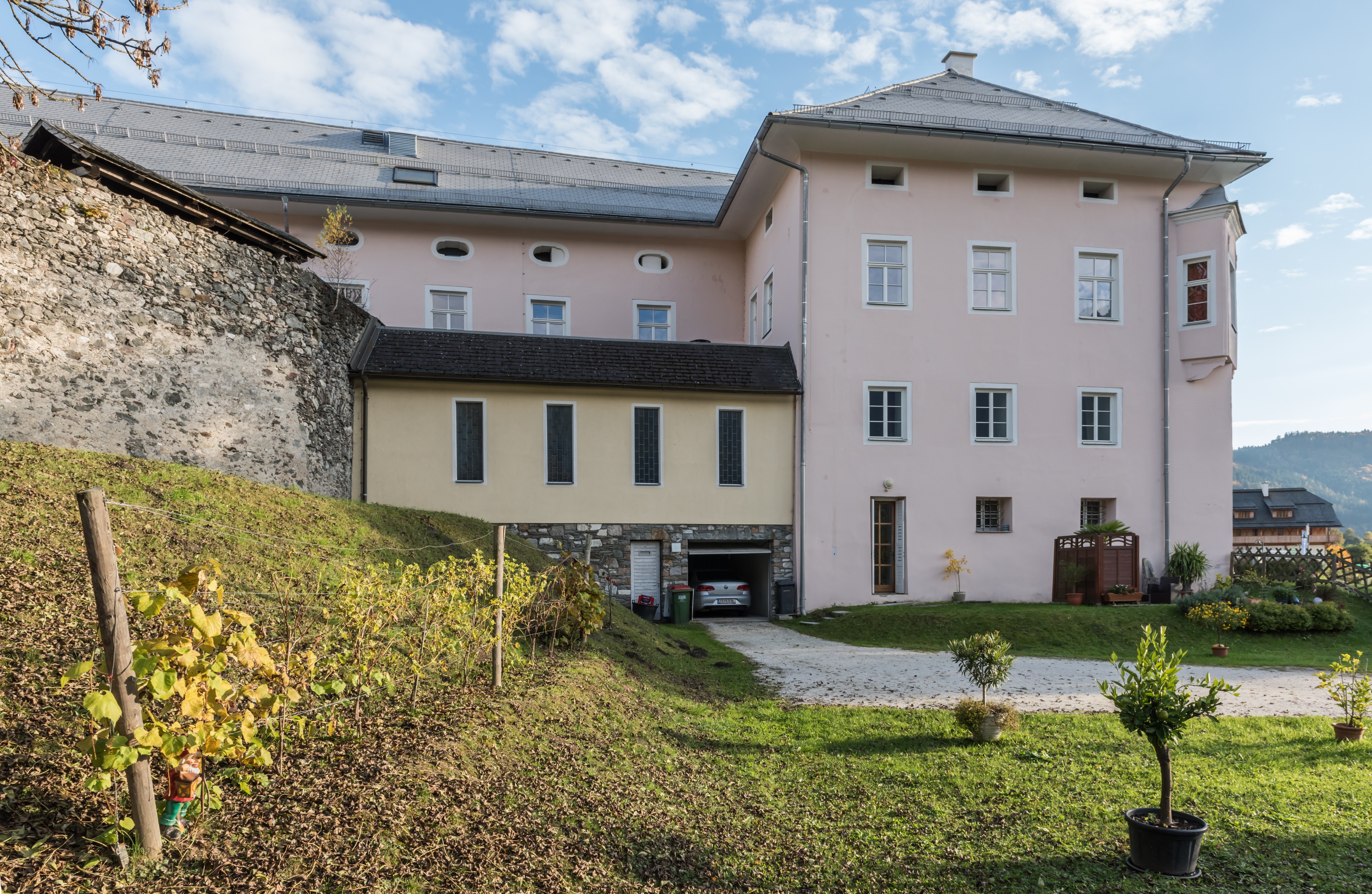 Ossiach 1 Stift NW-Teil mit Aufbahrungshalle Nord-Ansicht 22102016 5044
