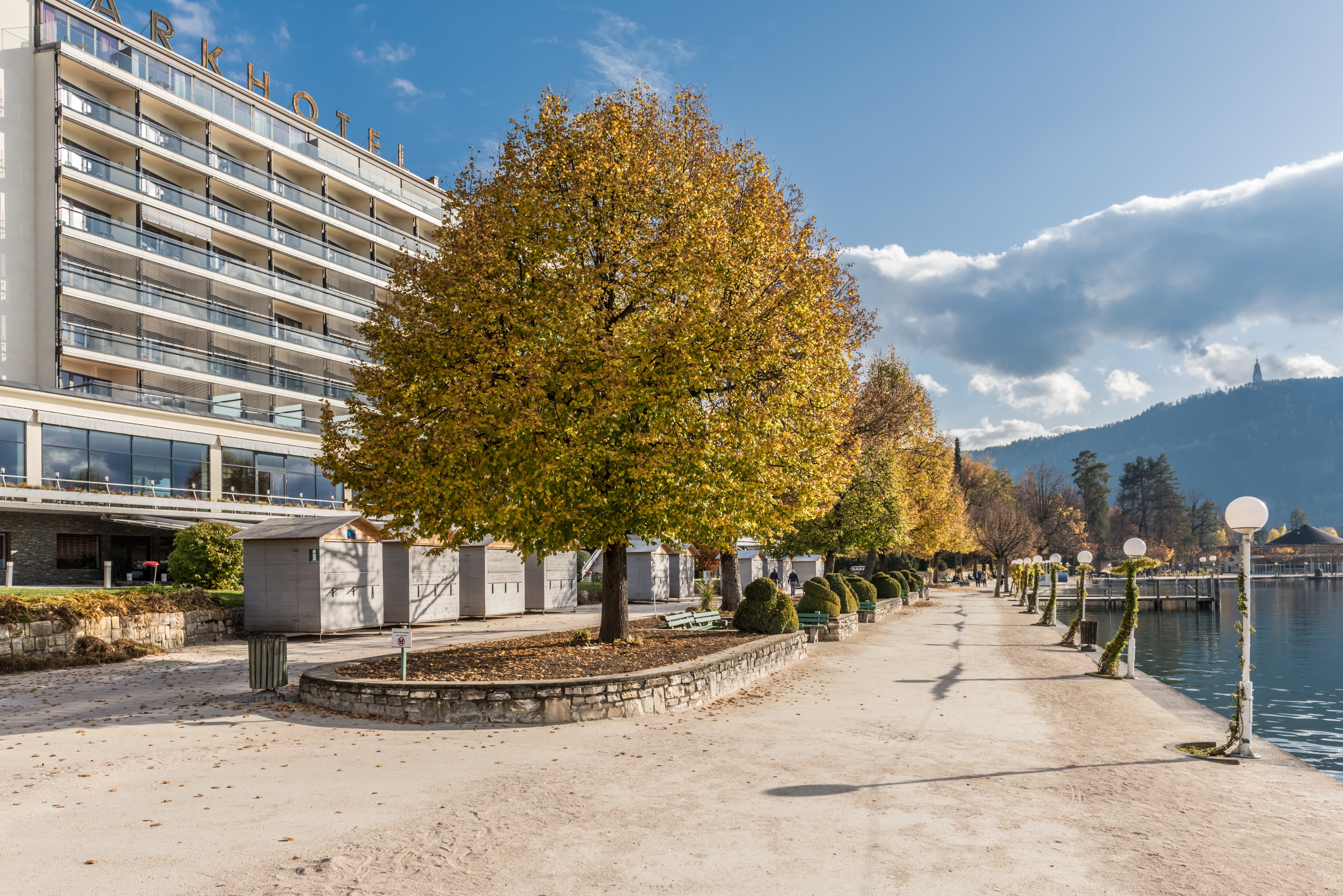 Pörtschach Johannes-Brahms-Promenade mit Parkhotel 05112017 1918