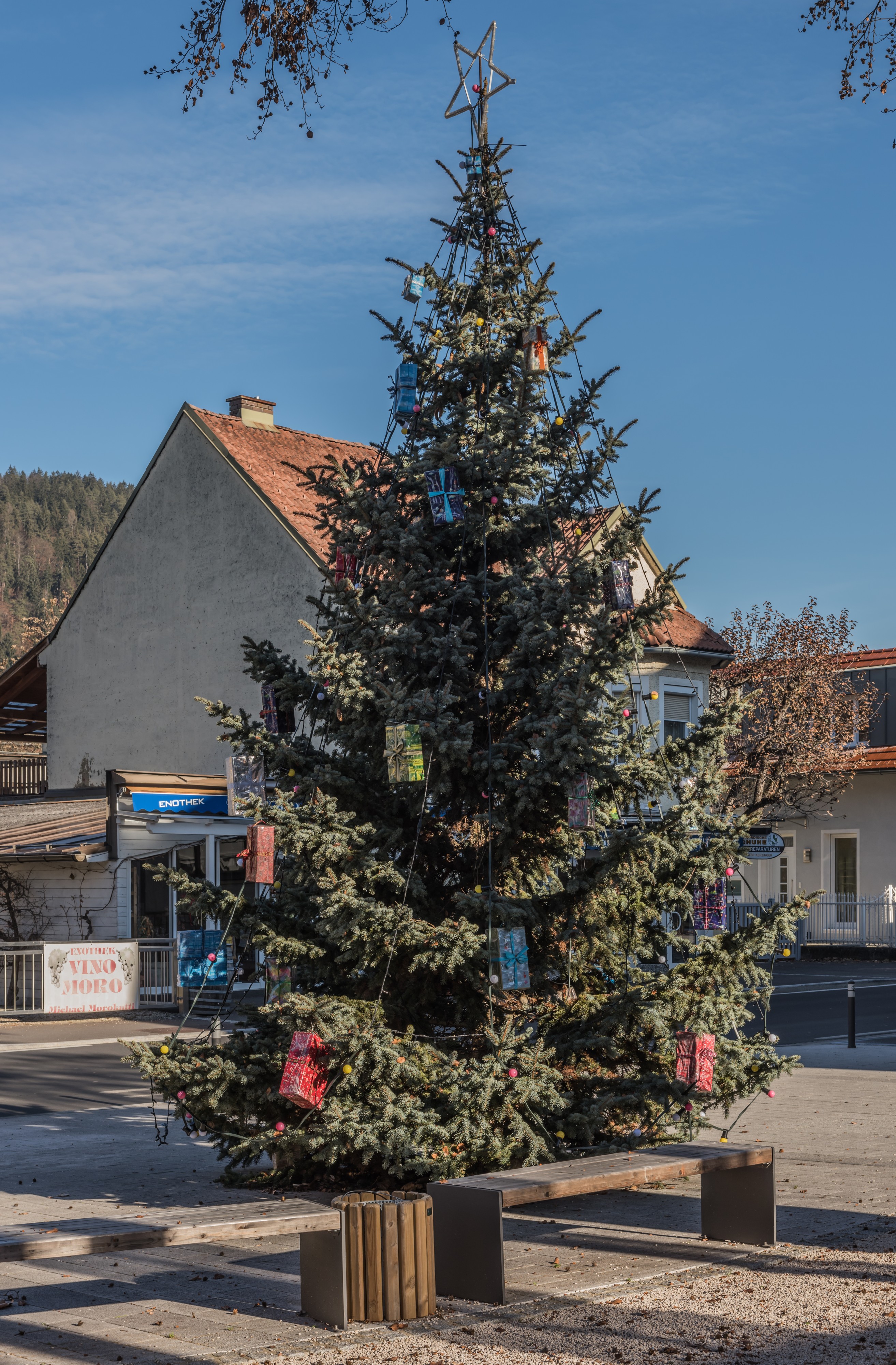 Poertschach Hauptstrasse 153 Weihnachtsbaum beim Gemeindeamt 08112016 5534