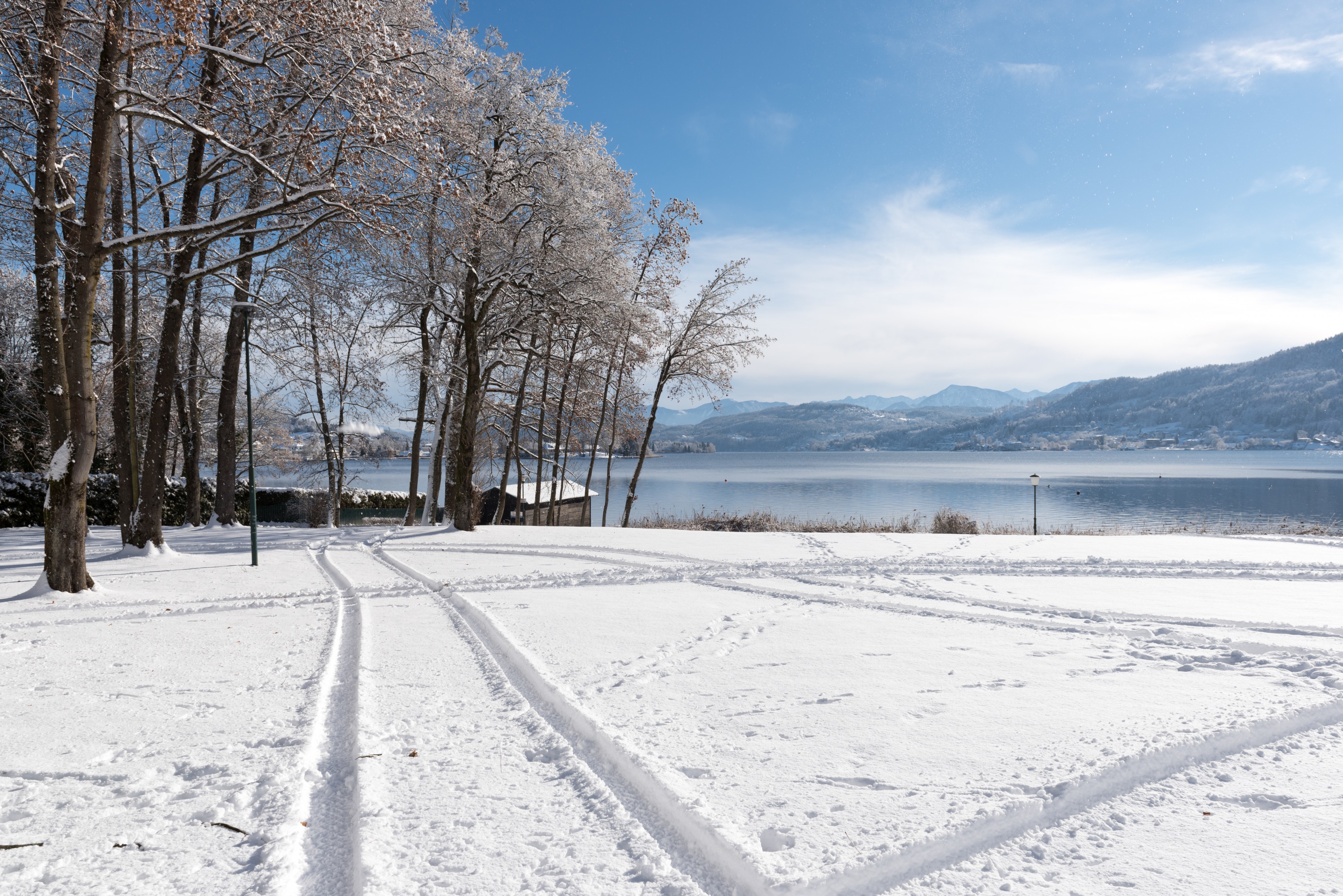 Poertschach Johannaweg winterlicher Park mit Reifenspuren 14012017 6065
