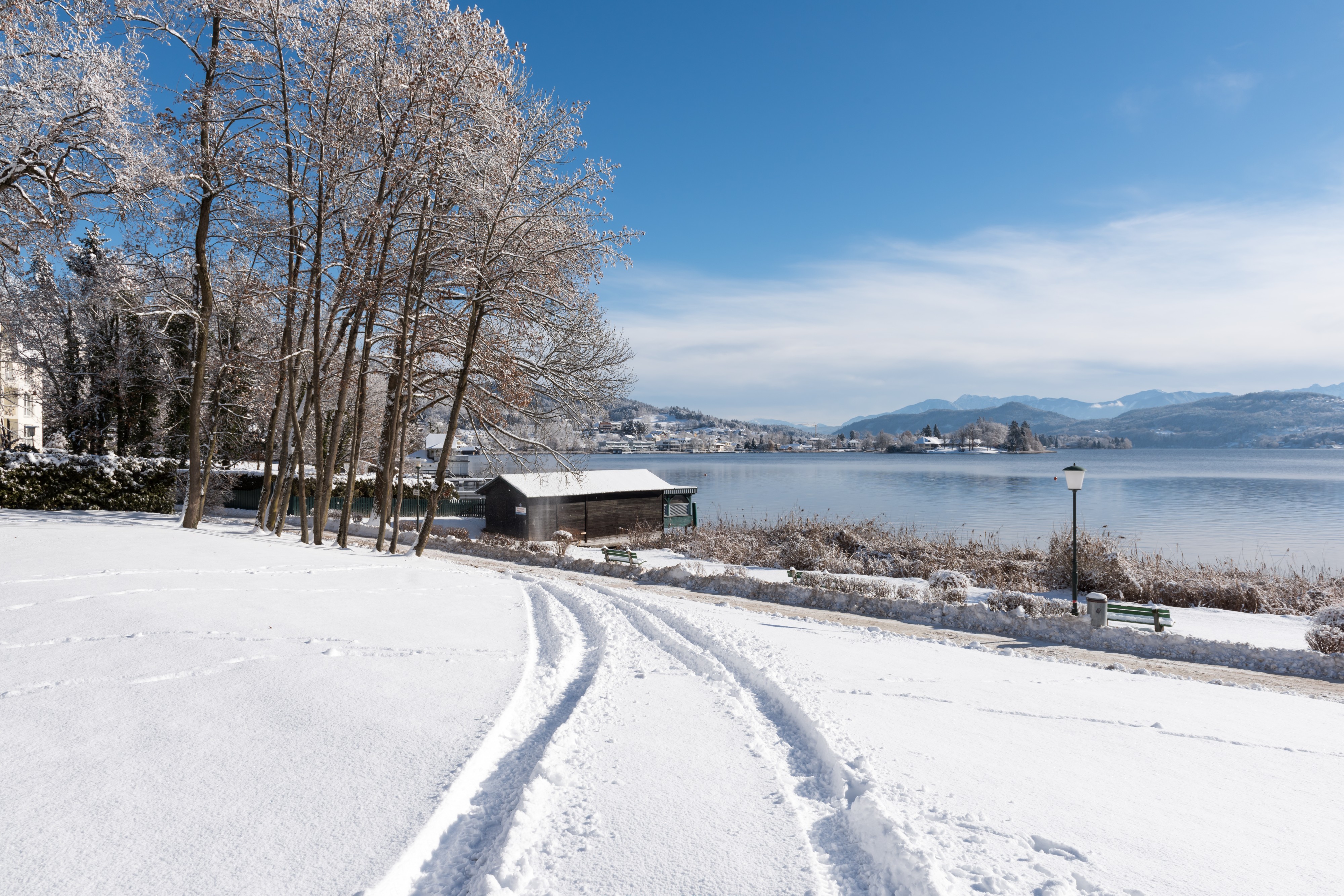 Poertschach Johannaweg winterlicher Park mit Reifenspuren 14012017 6067