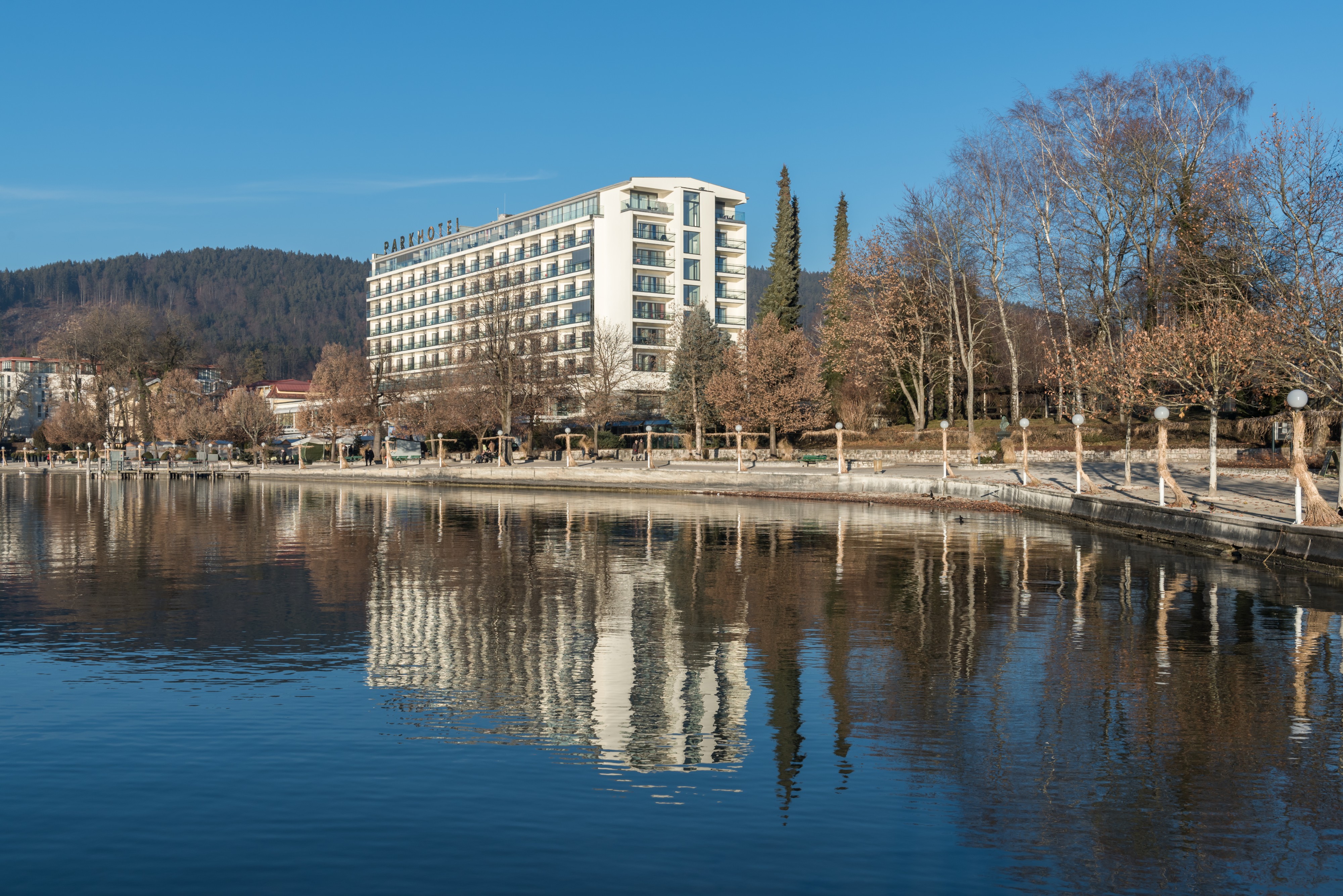 Poertschach Johannes-Brahms-Promenade mit Parkhotel 29122015 9888