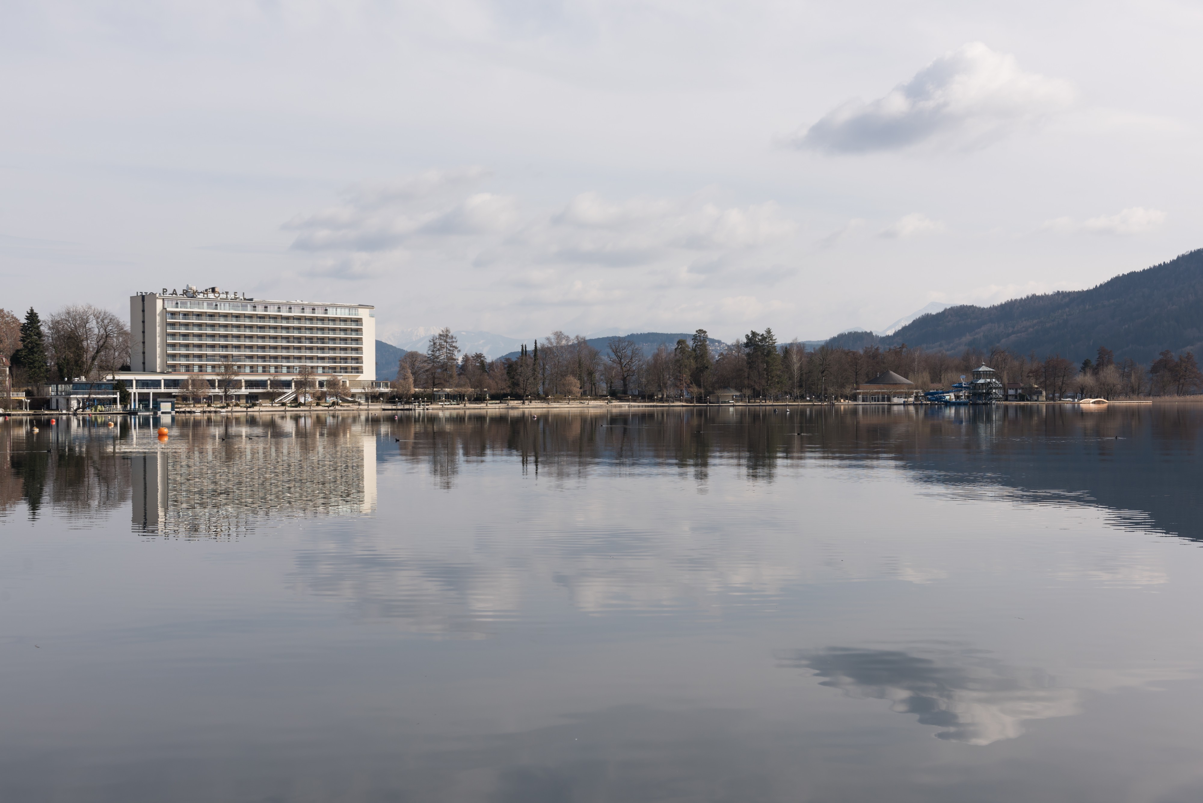 Poertschach Parkhotel vom Werzerstrand gesehen 10032016 0904