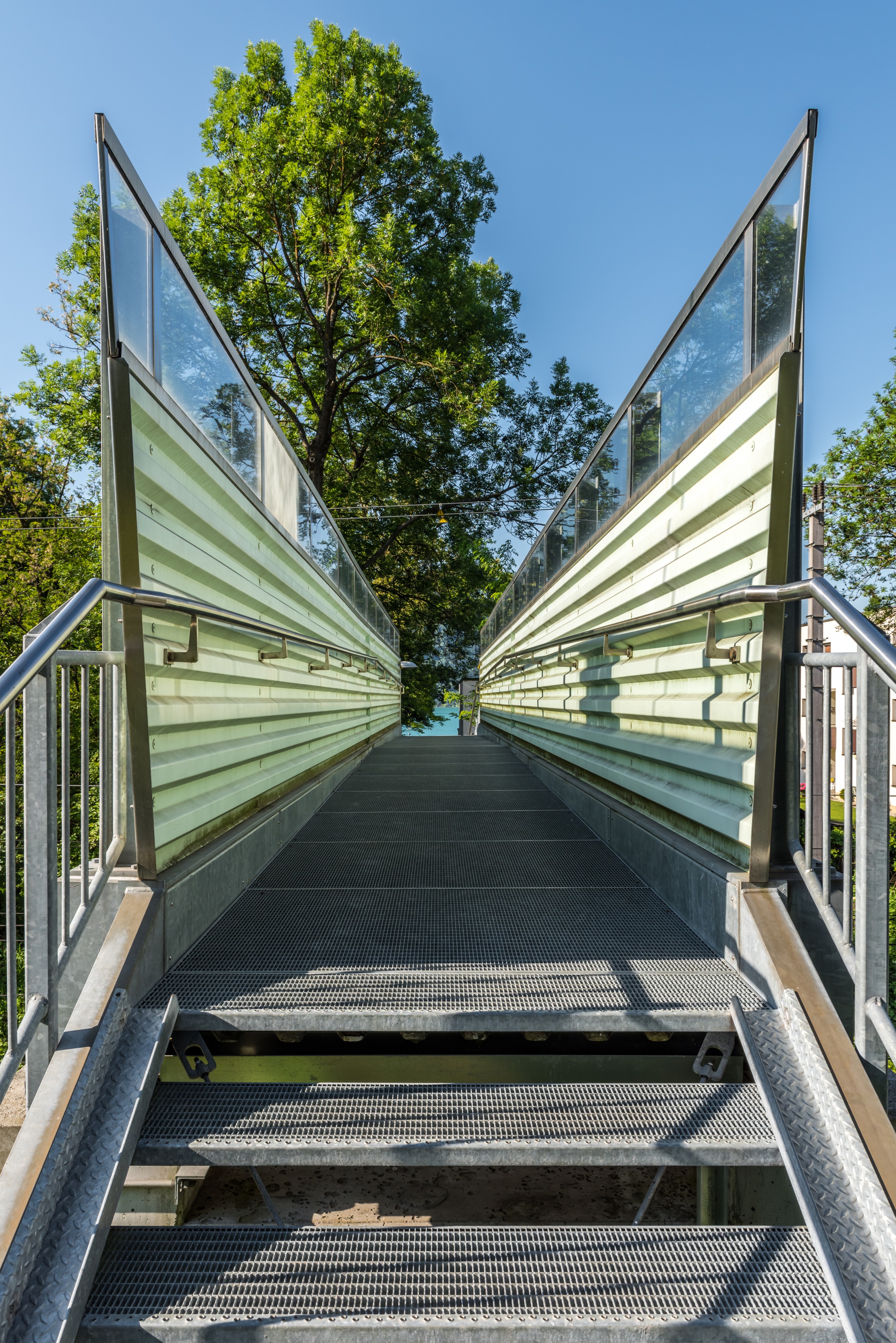 Poertschach Scherzweg Fussgaengerbruecke ueber die OEBB-Bahnstrecke 27052017 8793