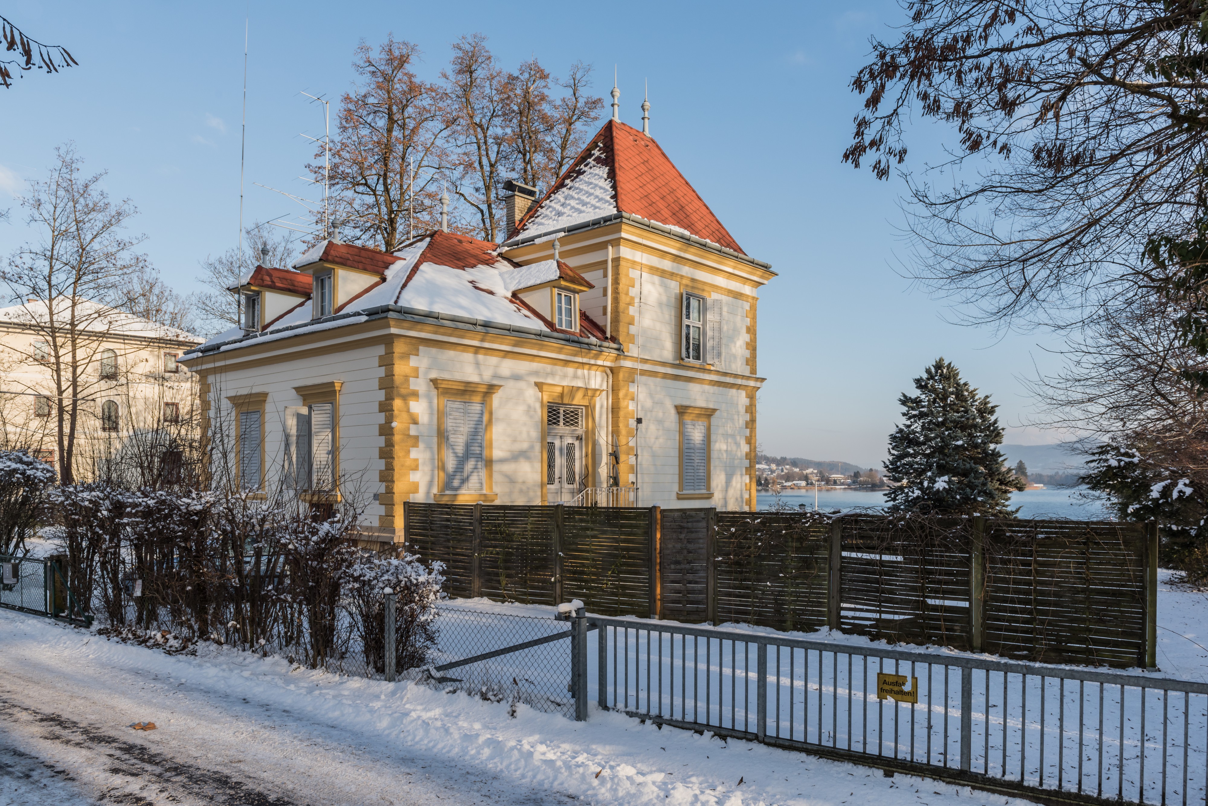 Poertschach Wahlissstrasse 11 Villa Johanna West-Ansicht 19012017 6124