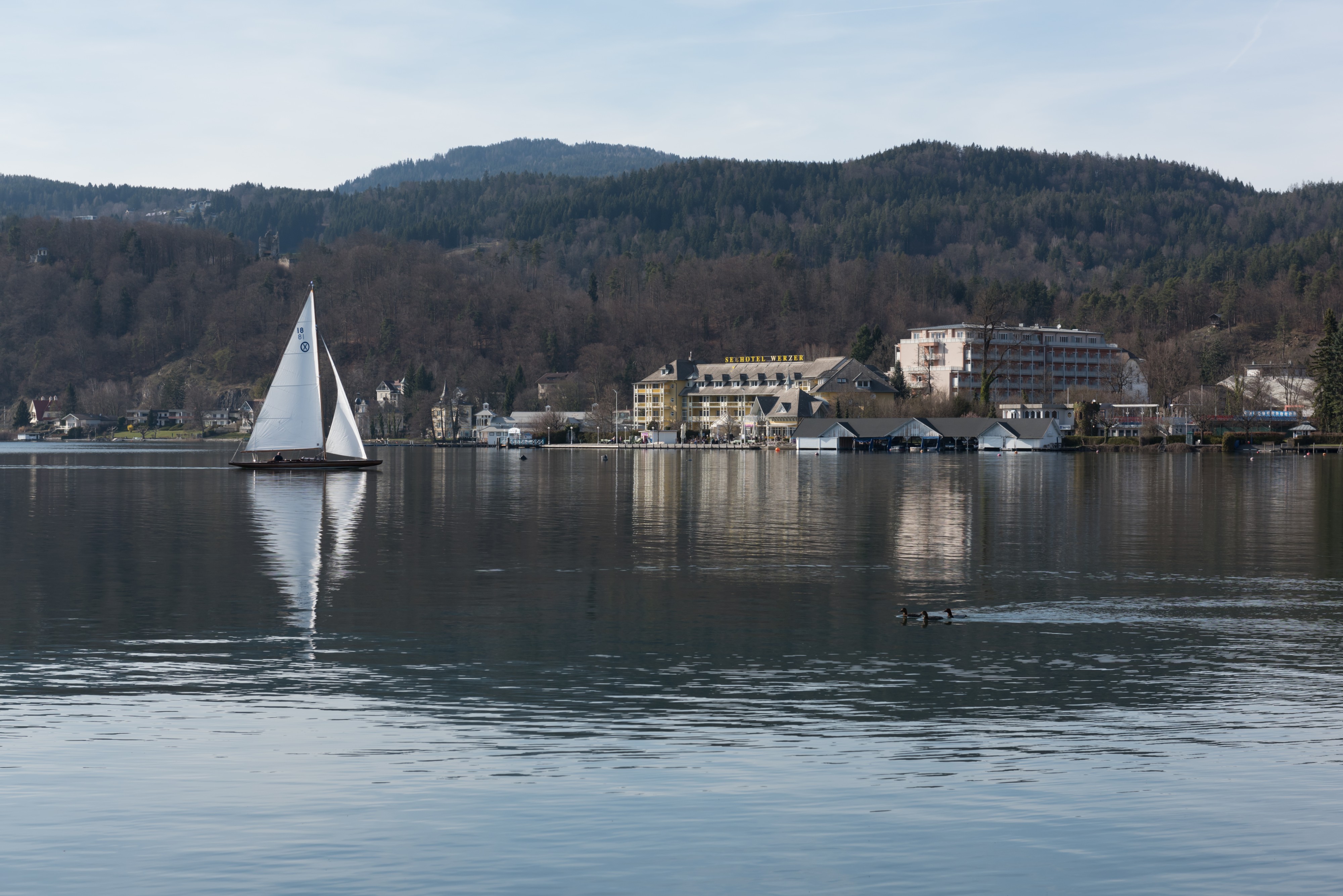 Poertschach Werzerpromenade Seehotel Werzer und Segelboot 10042015 1691