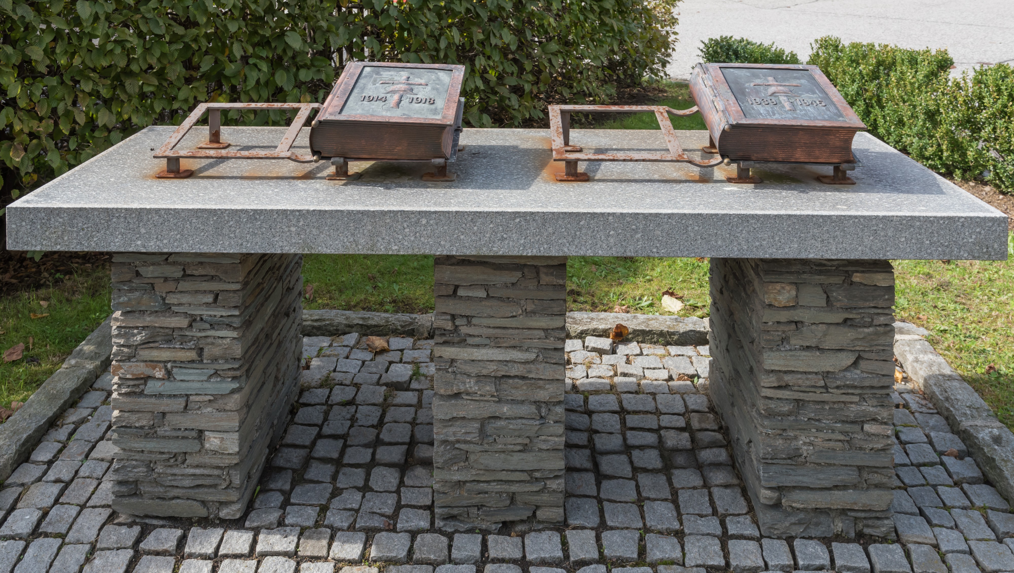 Radenthein Friedenstrasse Kriegerdenkmal Bücher mit Namen der Gefallenen 17092015 7476