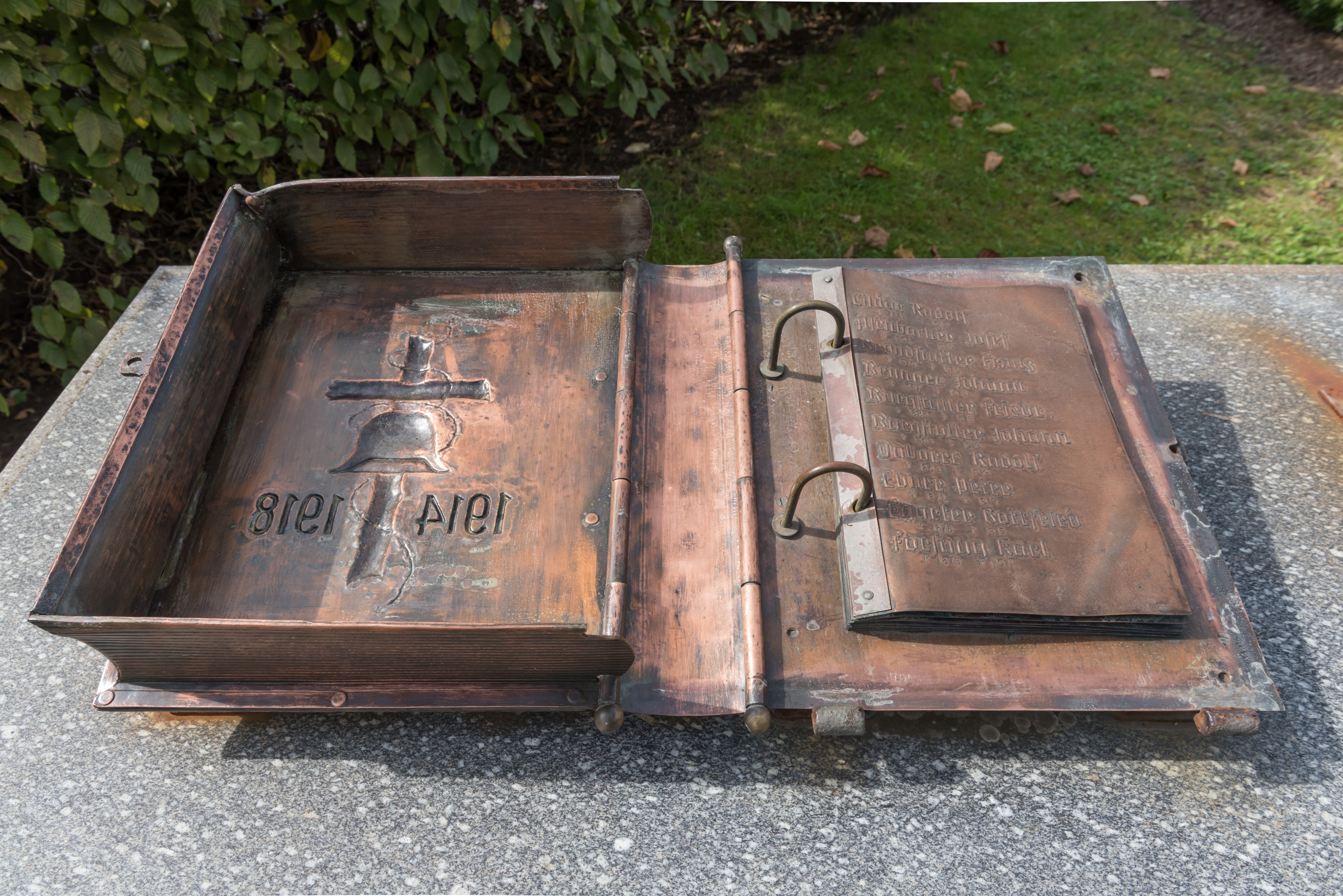 Radenthein Friedenstrasse Kriegerdenkmal Buch 1914-1918 mit Namen der Gefallenen 17092015 7480