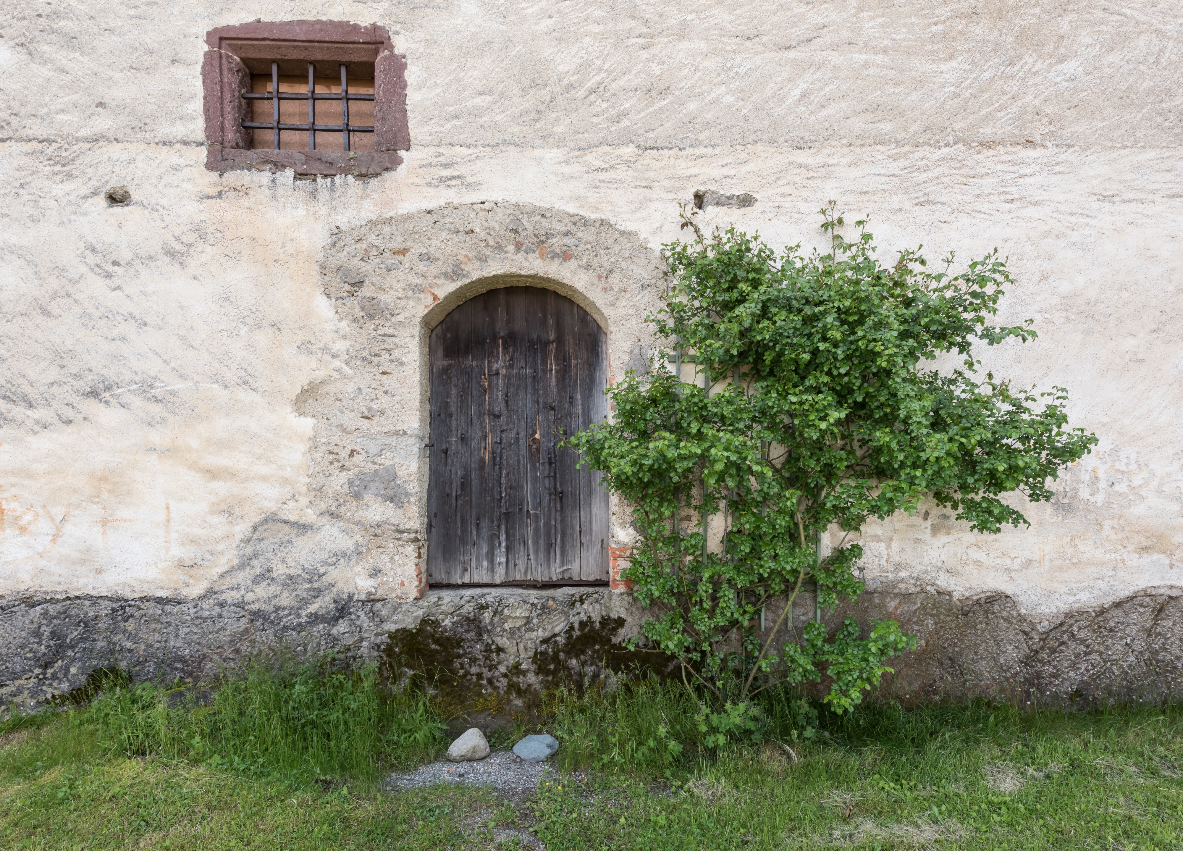 Sankt Georgen am Längsee Burg Hochosterwitz Vorhof Palas-Außenwand Tür und Fenster 01062015 4356