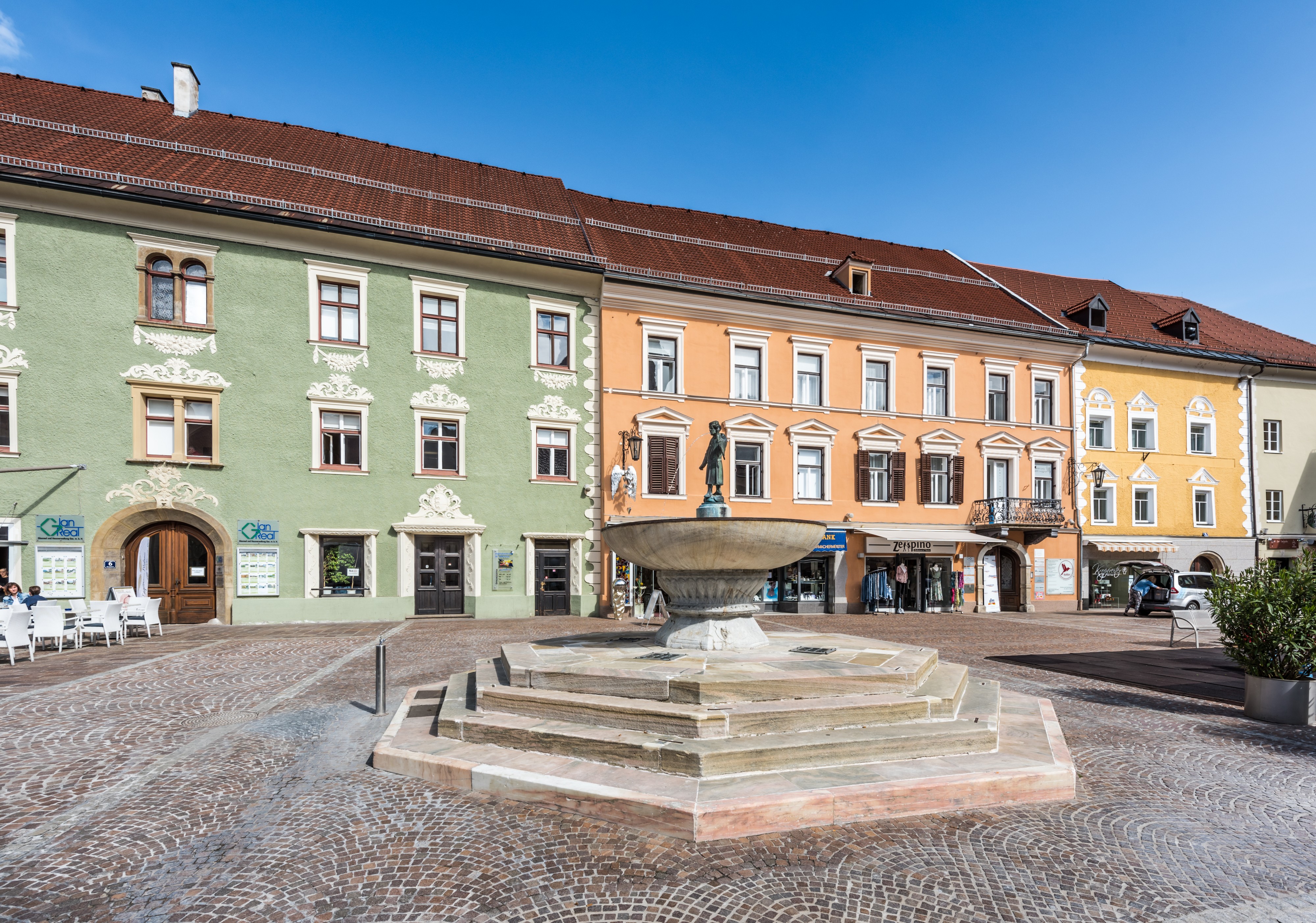Sankt Veit an der Glan Hauptplatz Schüsselbrunnen 18052018 3275