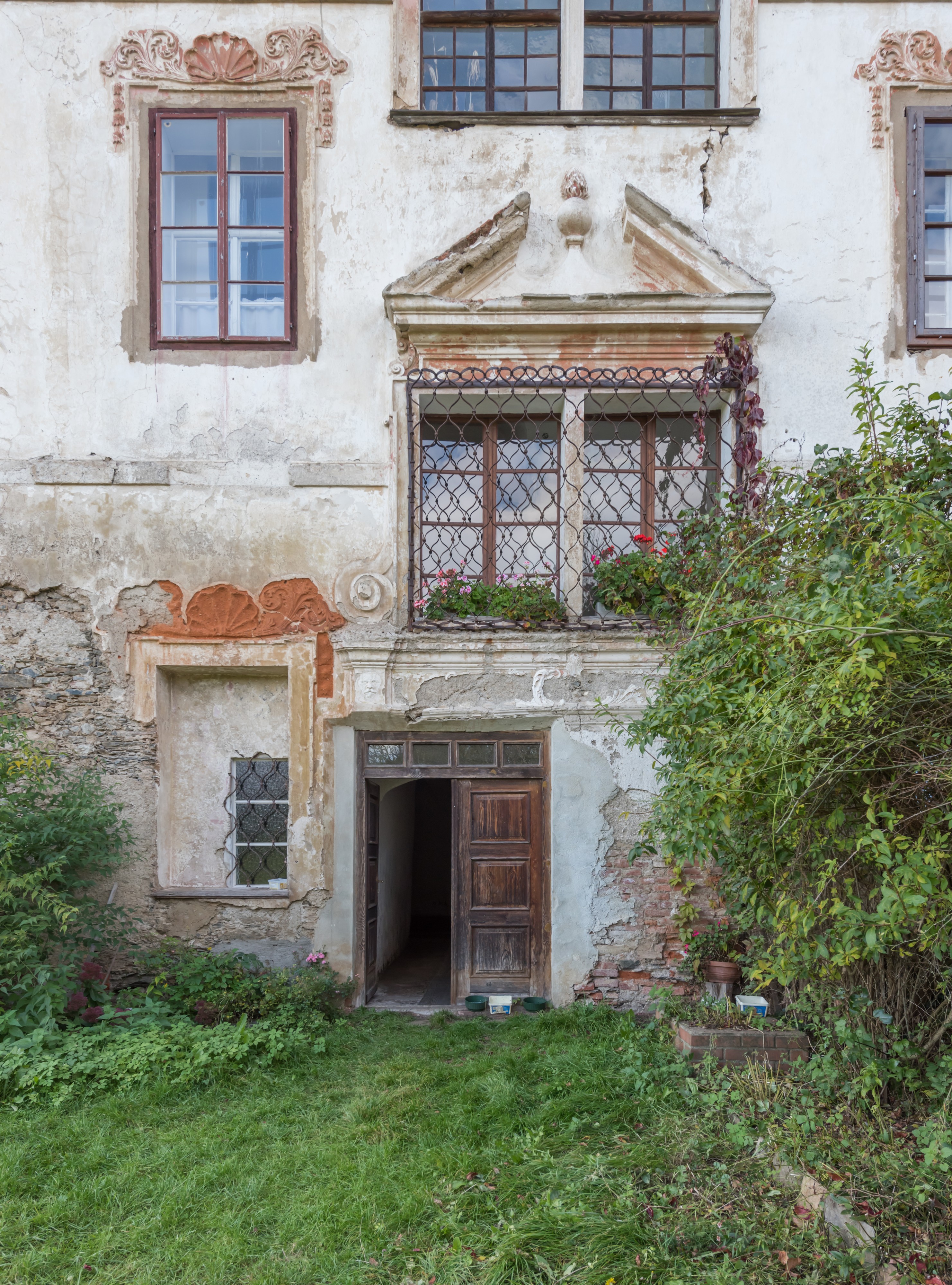 Stift Griffen NO-Trakt Pfarrhof Ost-Eingang 22102015 8396