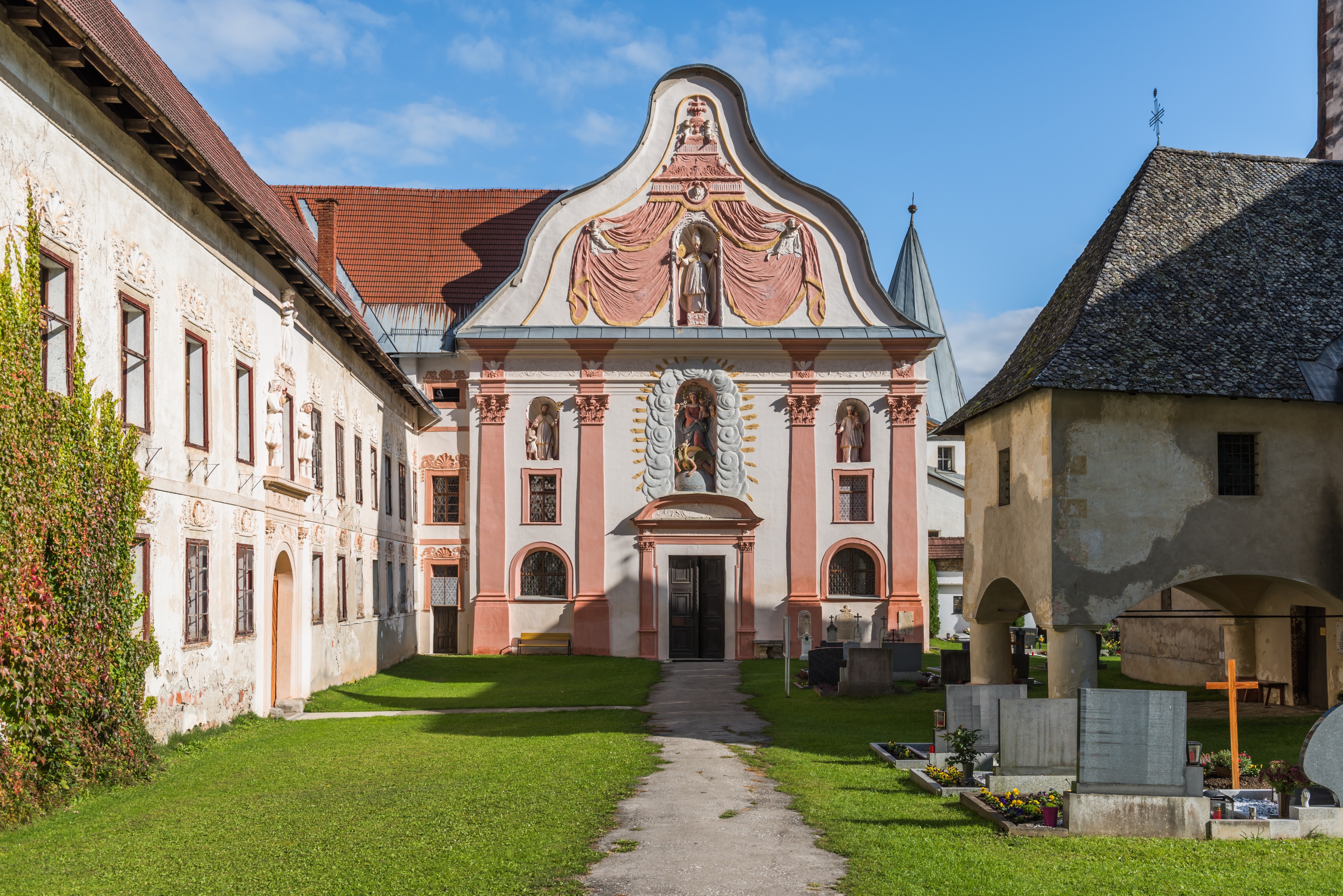 Stift Griffen Pfarrkirche Mariae Himmelfahrt West-Fassade 22102015 8421