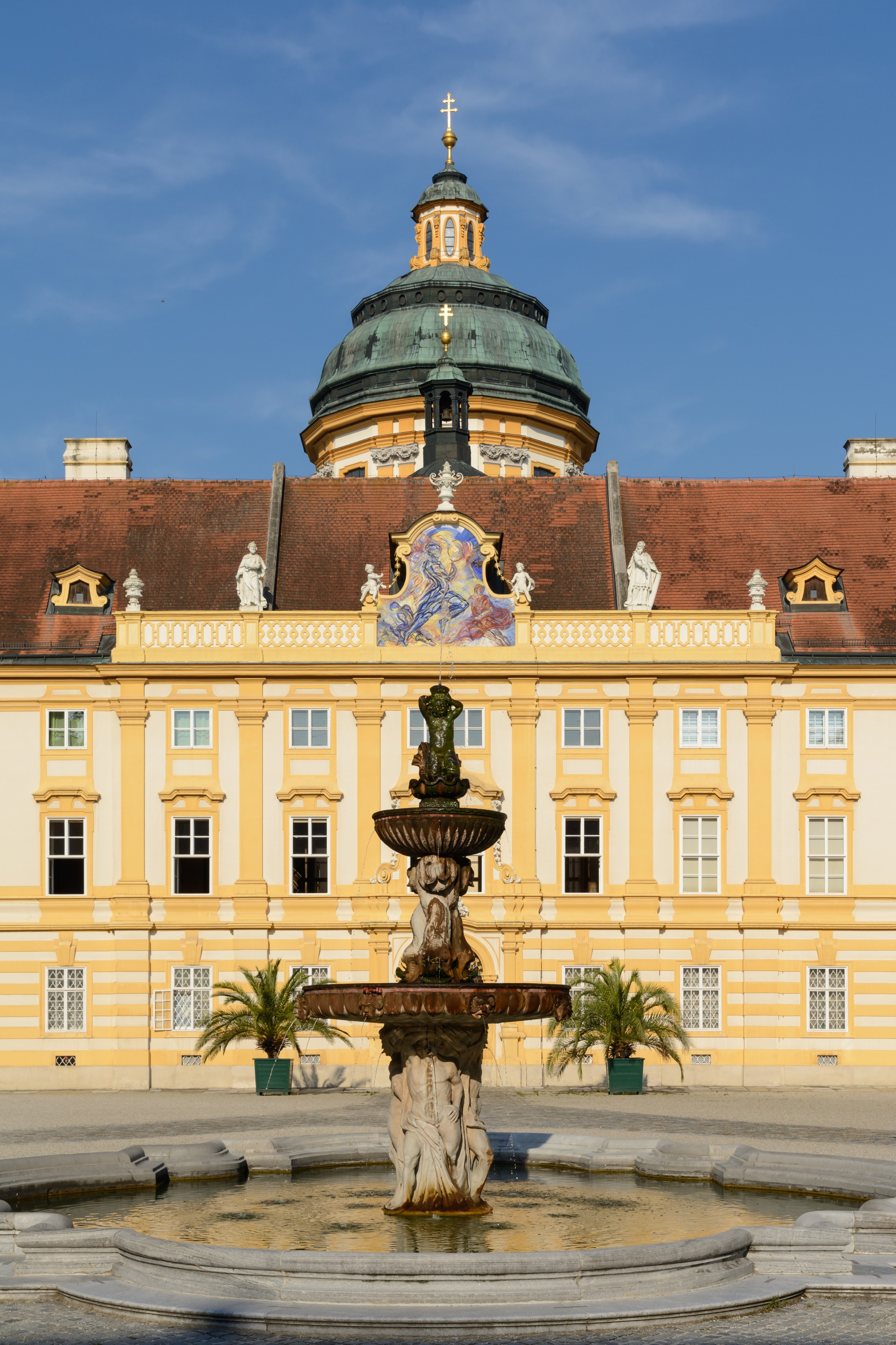 Stift Melk Prälatenhof Brunnen 01