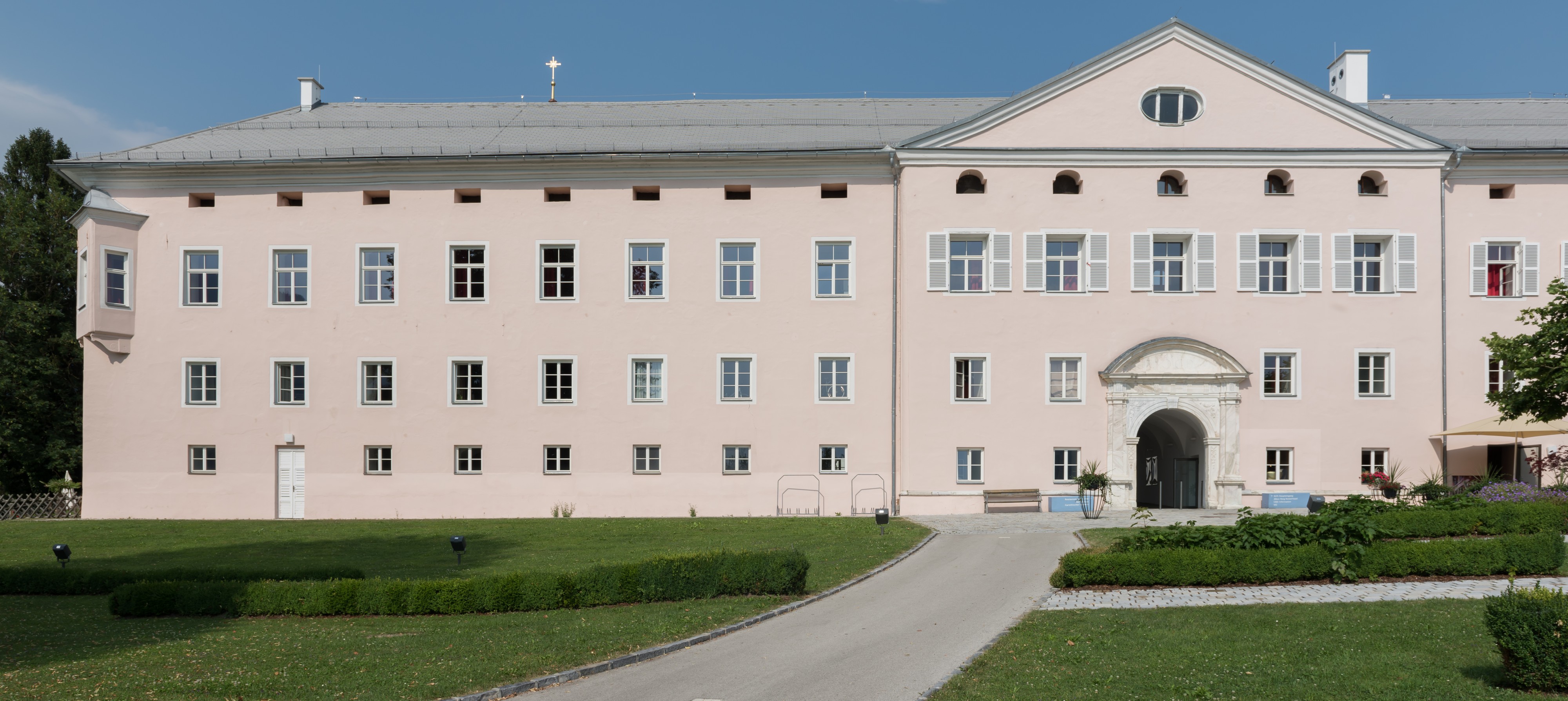 Stift Ossiach West-Trakt Mittelrisalit mit Hauptportal 08072015 5709