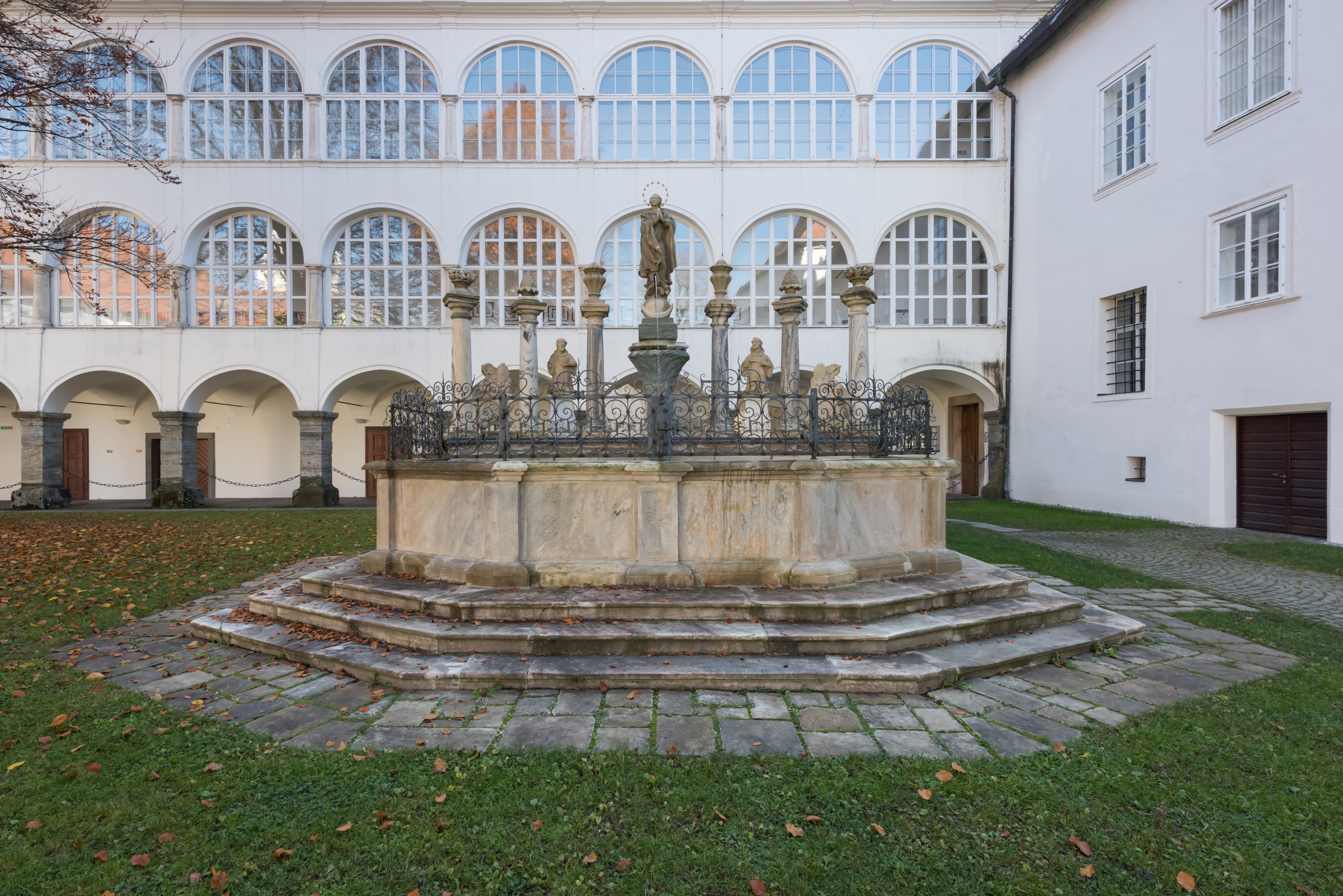 Stift Viktring Marienhof Marienbrunnen 01112015 8579