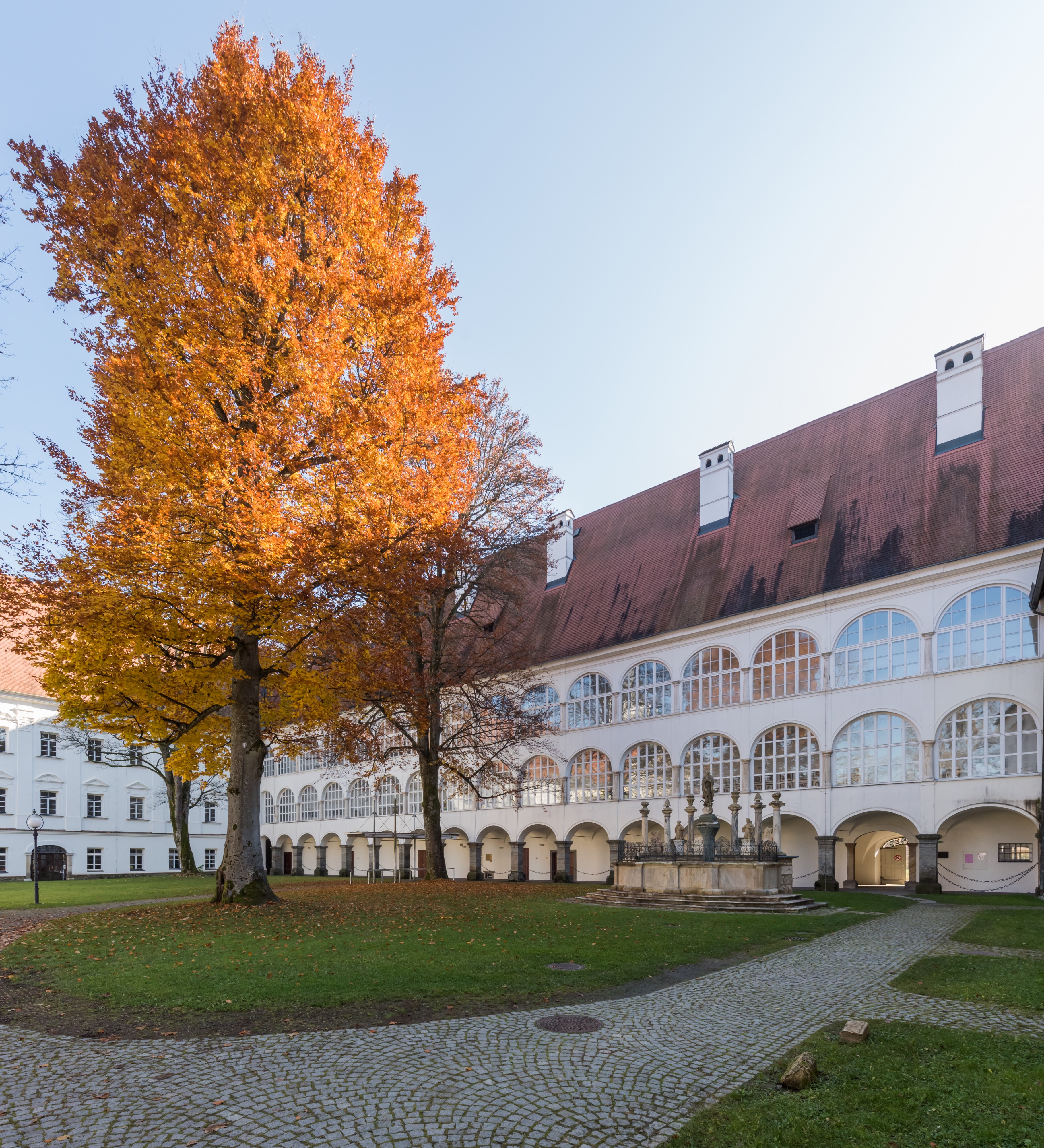 Stift Viktring Marienhof Marienbrunnen und Buche 01112015 8575