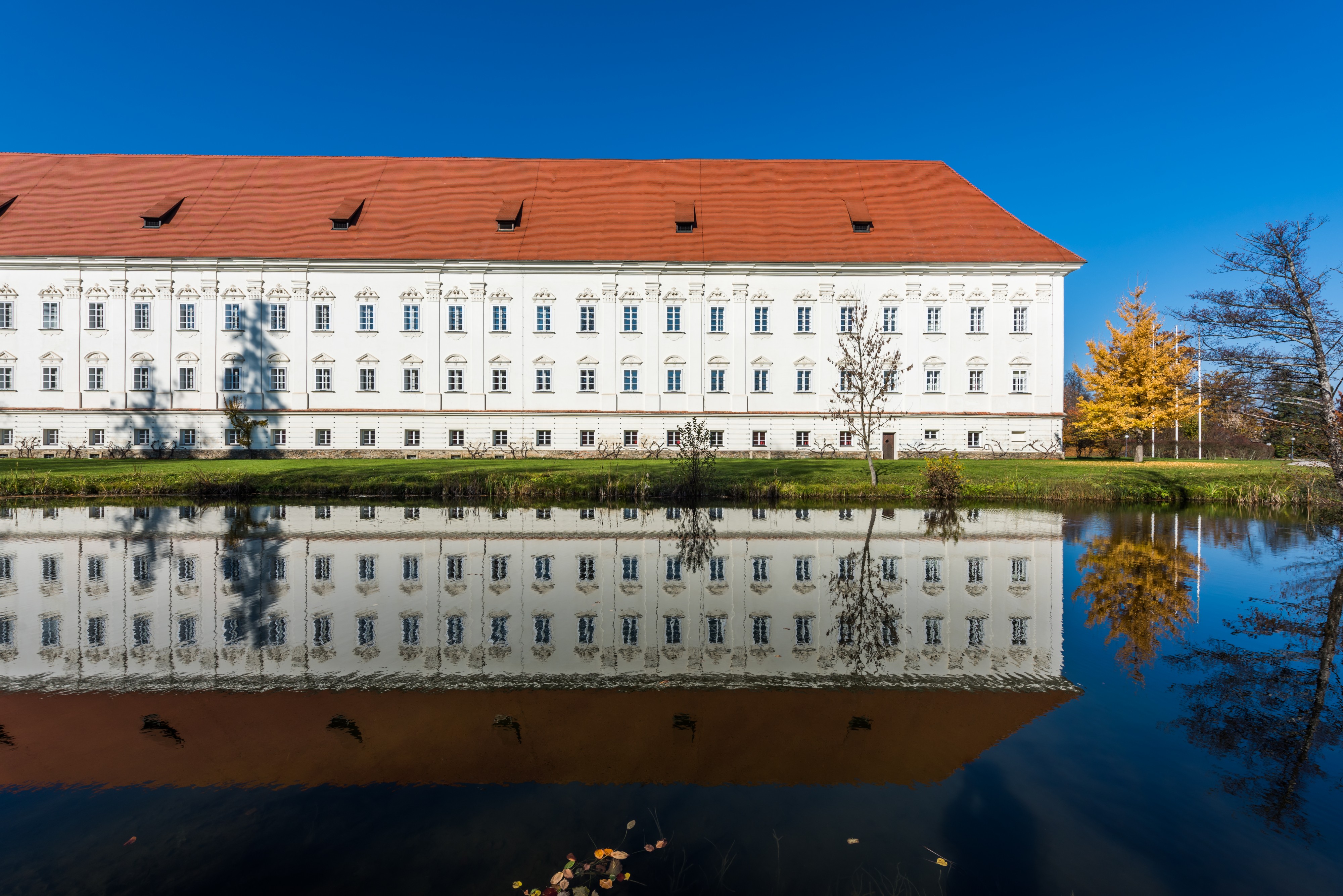Stift Viktring Sued-Trakt mit Parkteich-Spiegelung 01112015 8593