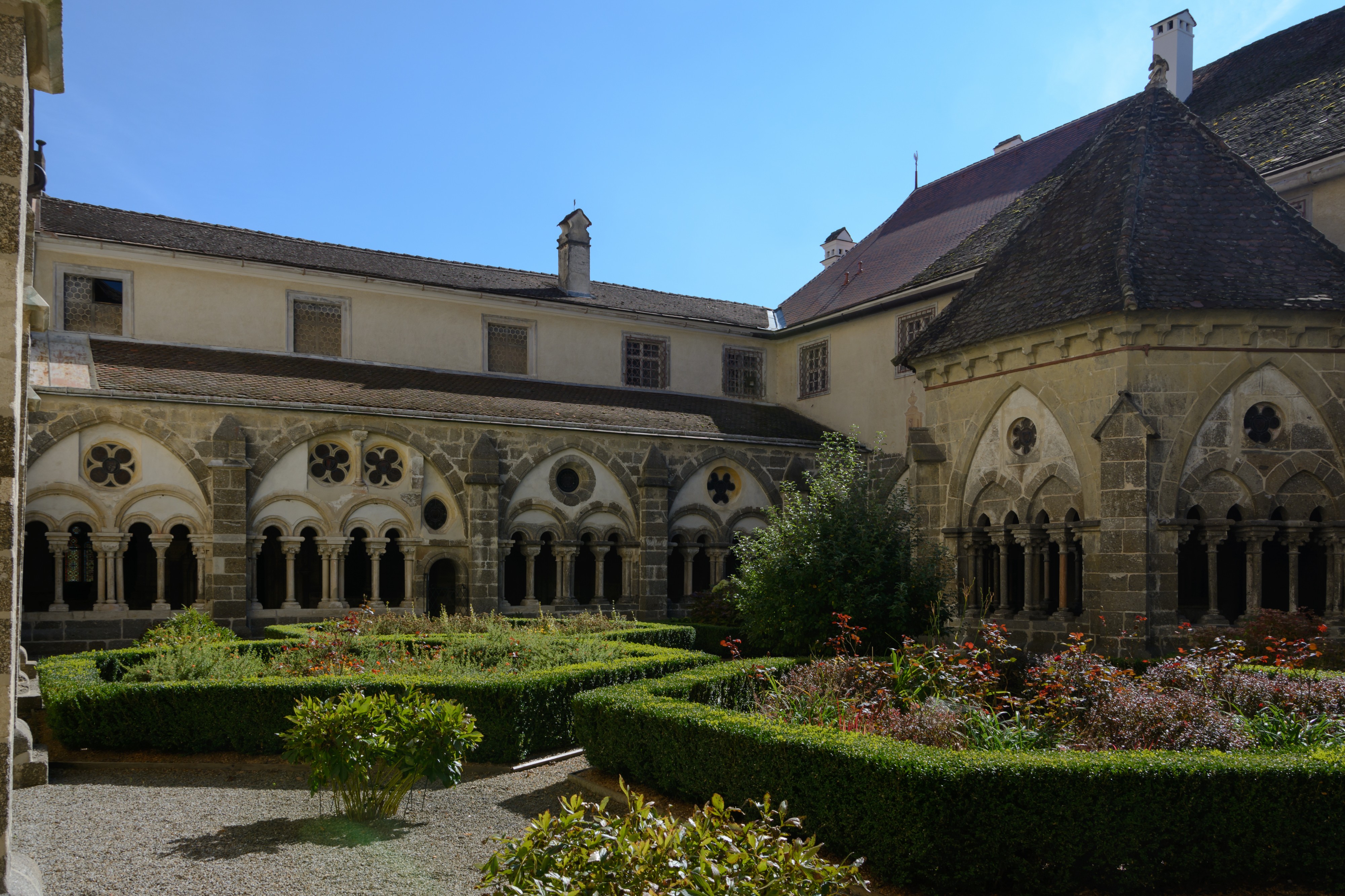Stift Zwettl Kreuzgang Hof 01