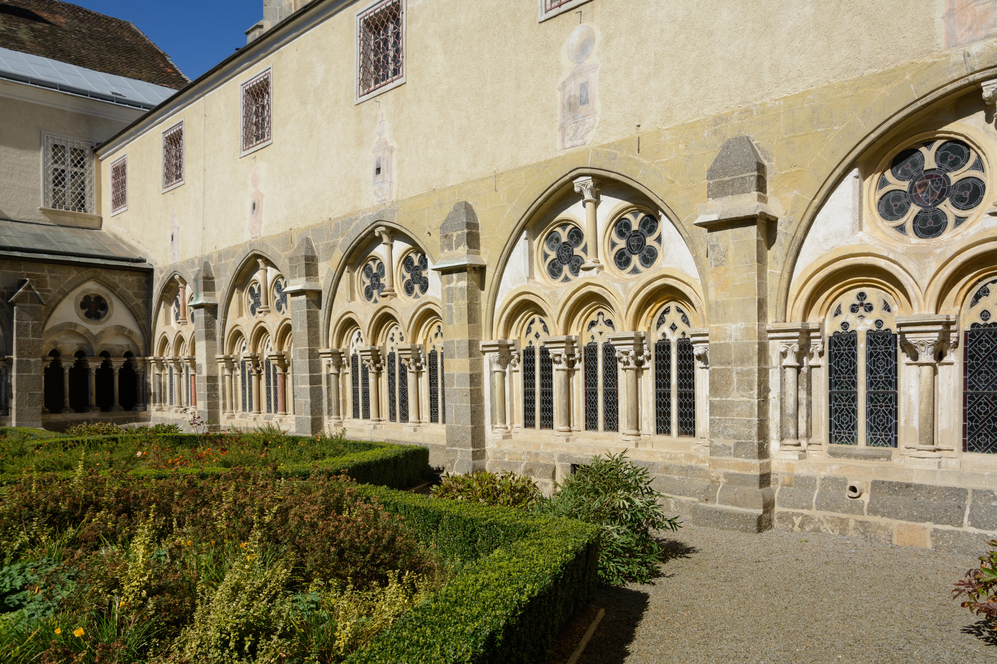 Stift Zwettl Kreuzgang Hof 04