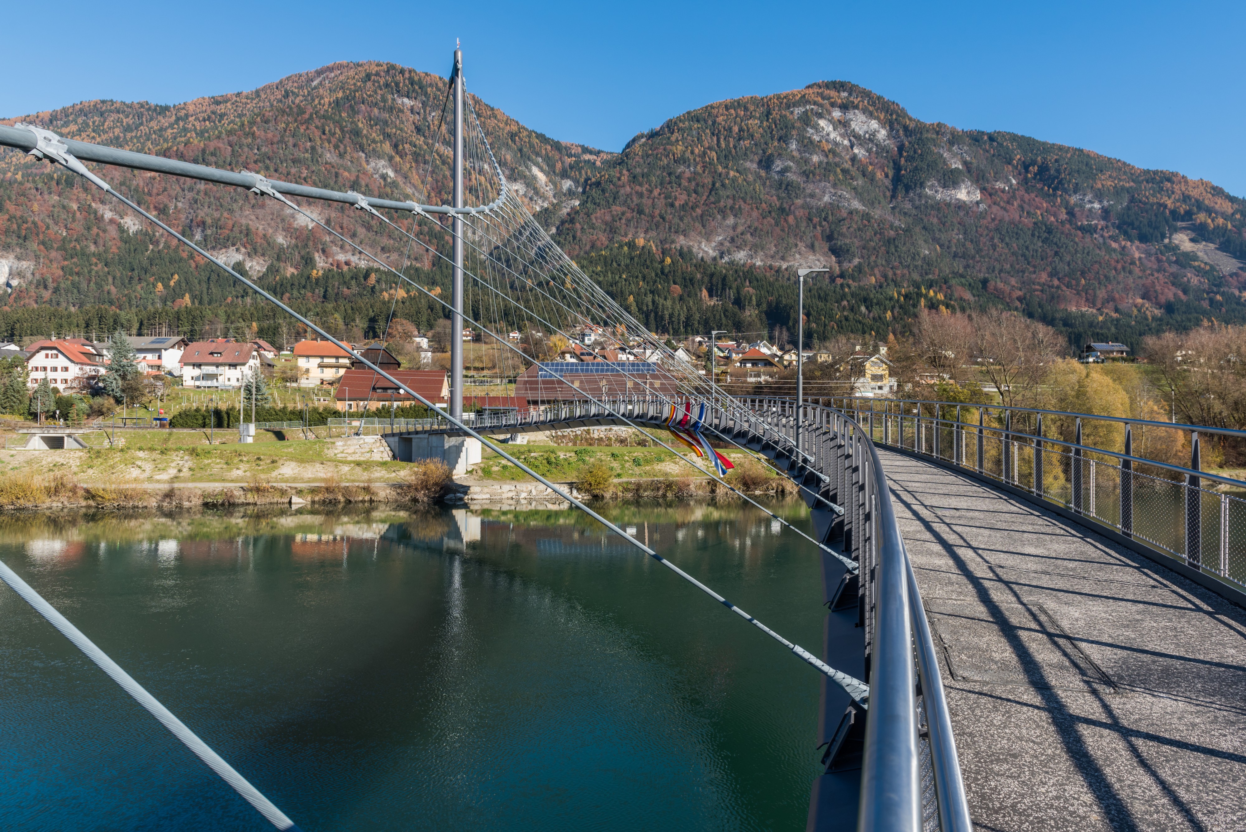 Weissenstein Puch Fussgaengerbruecke ueber Drau 08112015 8748