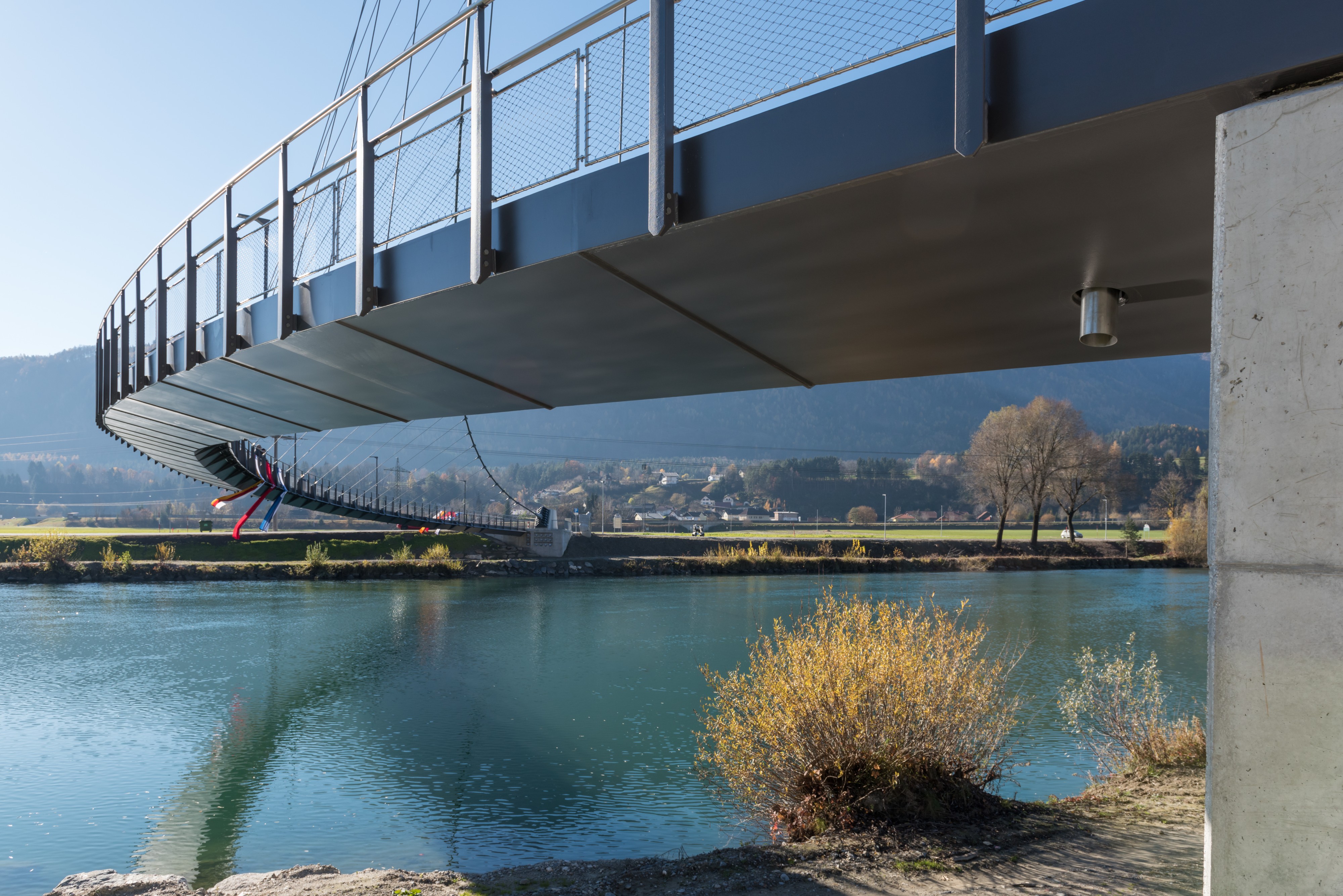 Weissenstein Puch Fussgaengerbruecke ueber Drau 08112015 8785