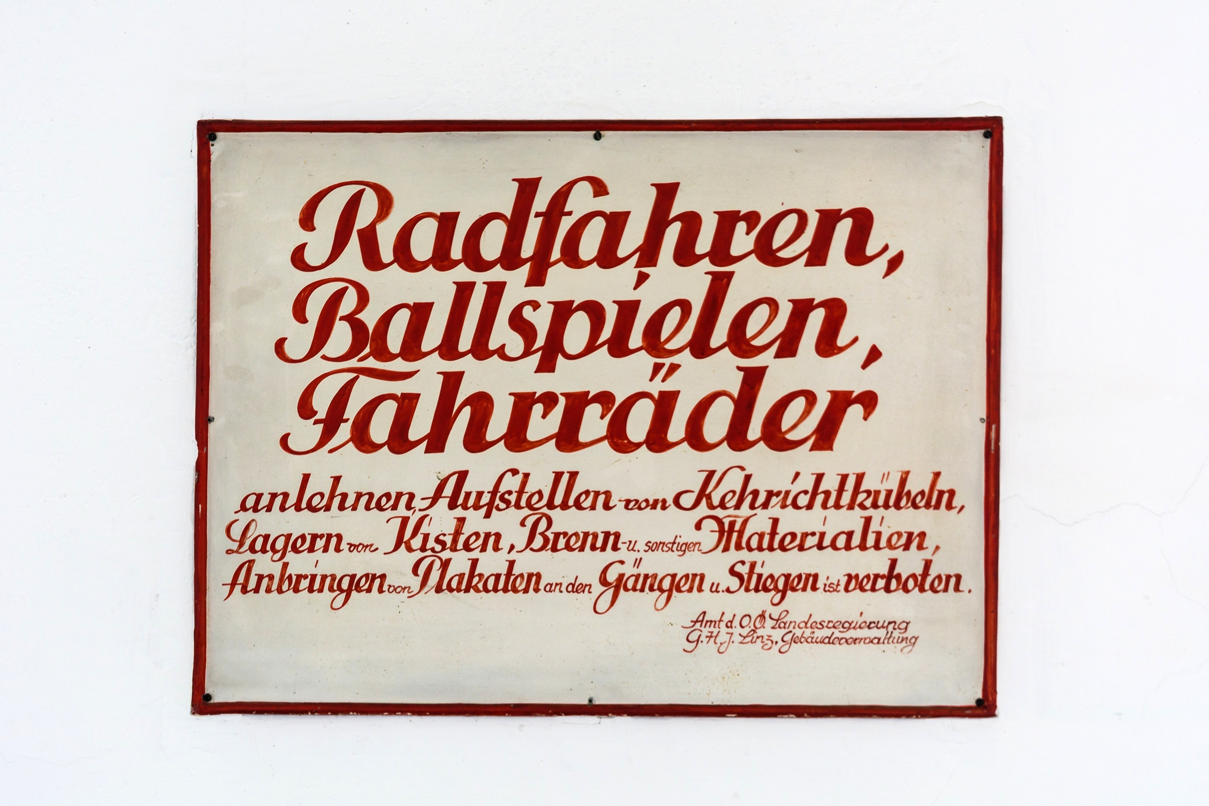Wels Dragonerkaserne Hof Mitte Tafel