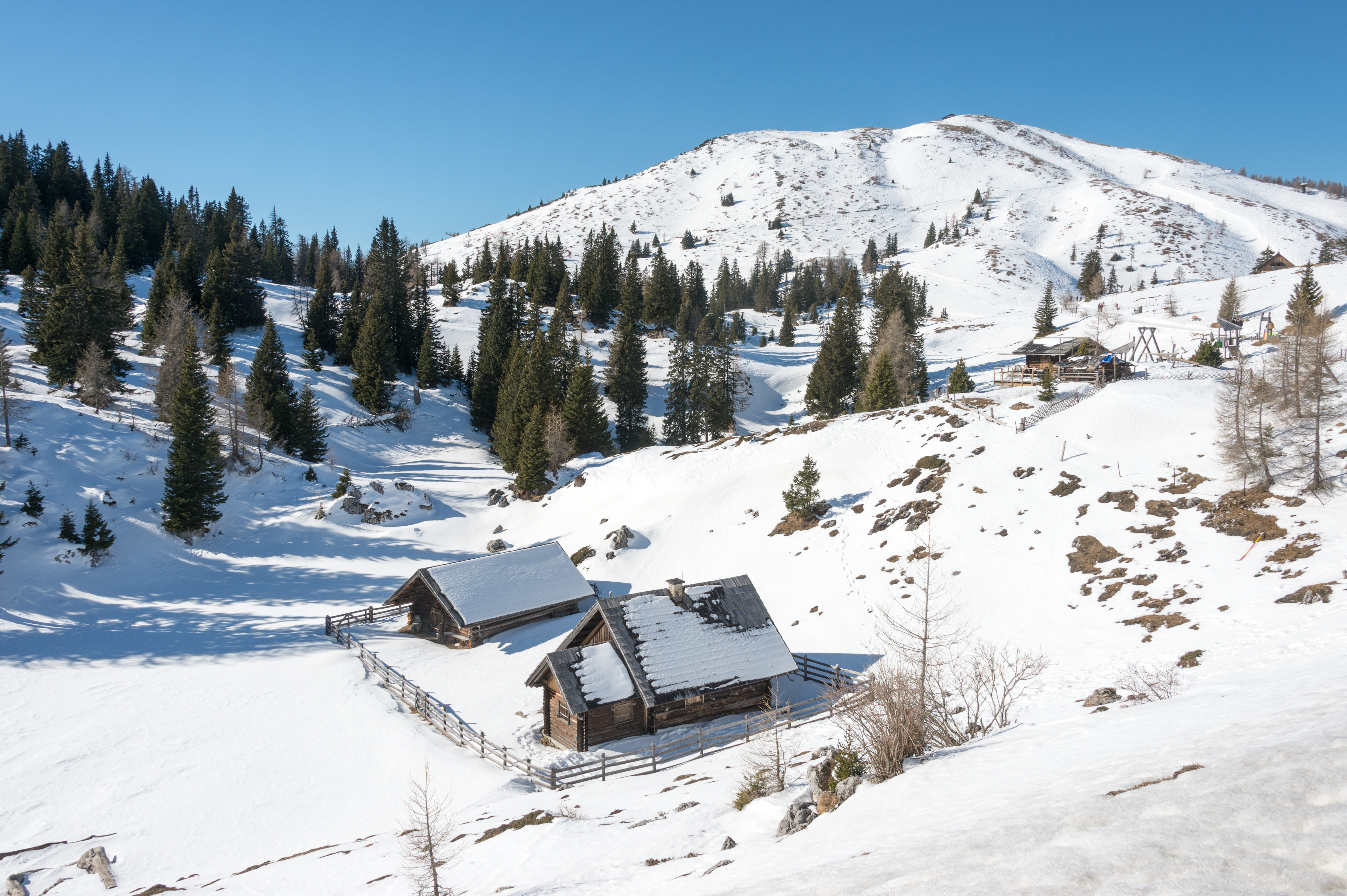 Villach Dobratsch Rosstratte Almhuetten mit Hoehenrain 13022015 9830