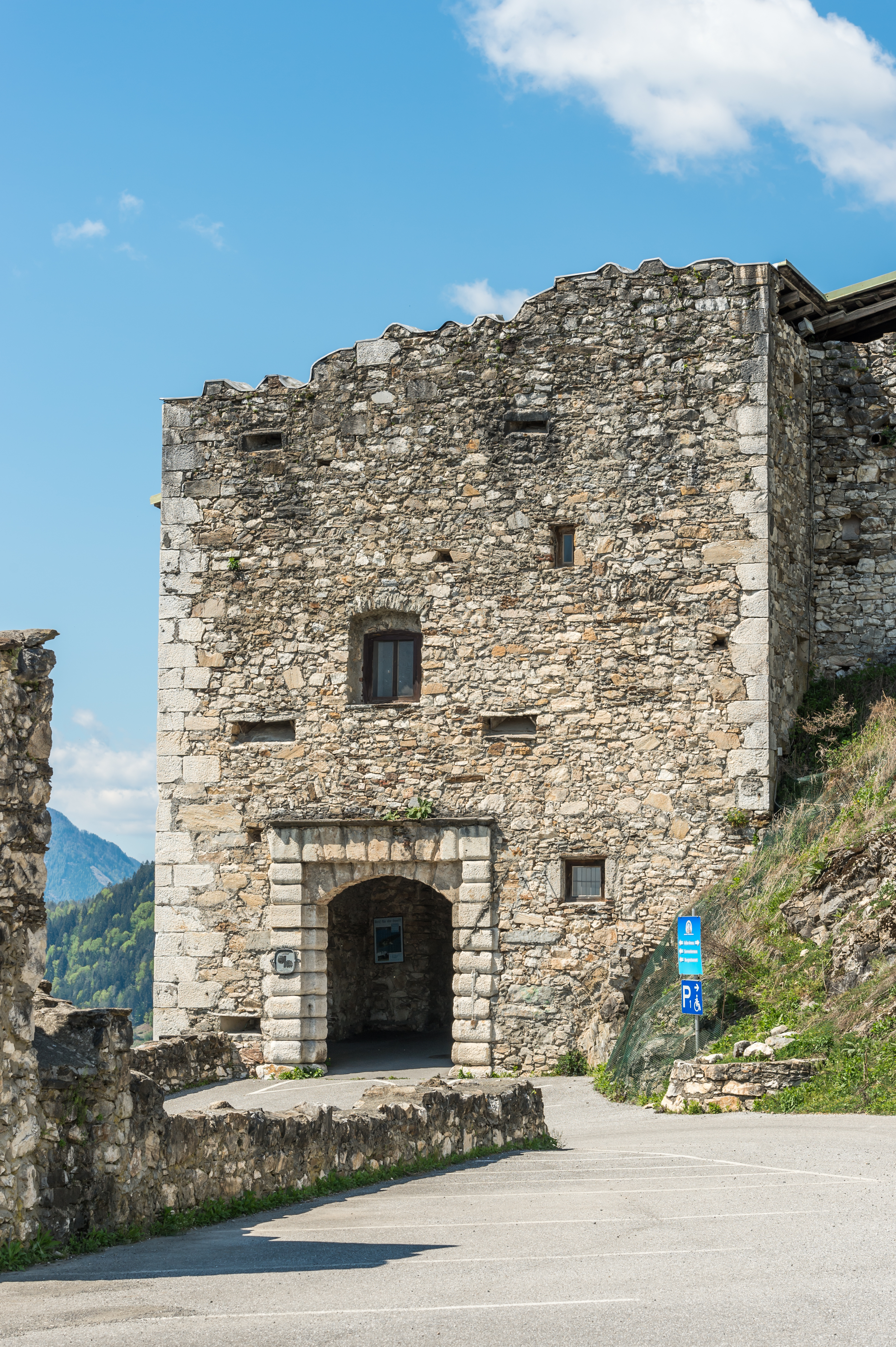 Villach Landskron Schlossbergweg 30 Burgruine Torturm 20042016 3106