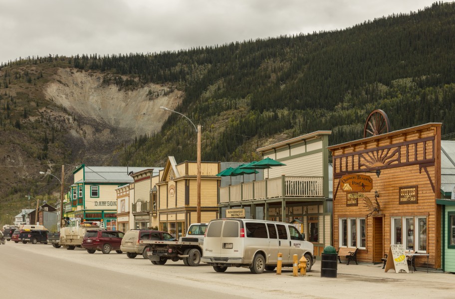 Comercios en la calle Front, Dawson City, Yukón, Canadá, 2017-08-27, DD 56