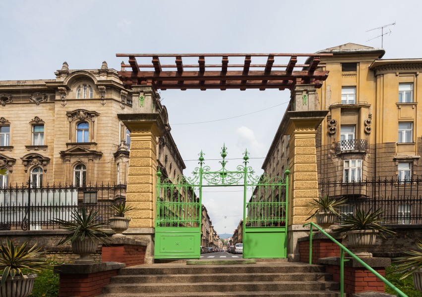 Entrada del Jardín Botánico, Zagreb, Croacia, 2014-04-13, DD 01