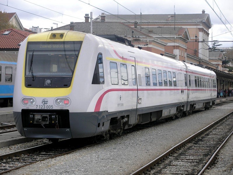 HŽ 7123 series DMU (06)