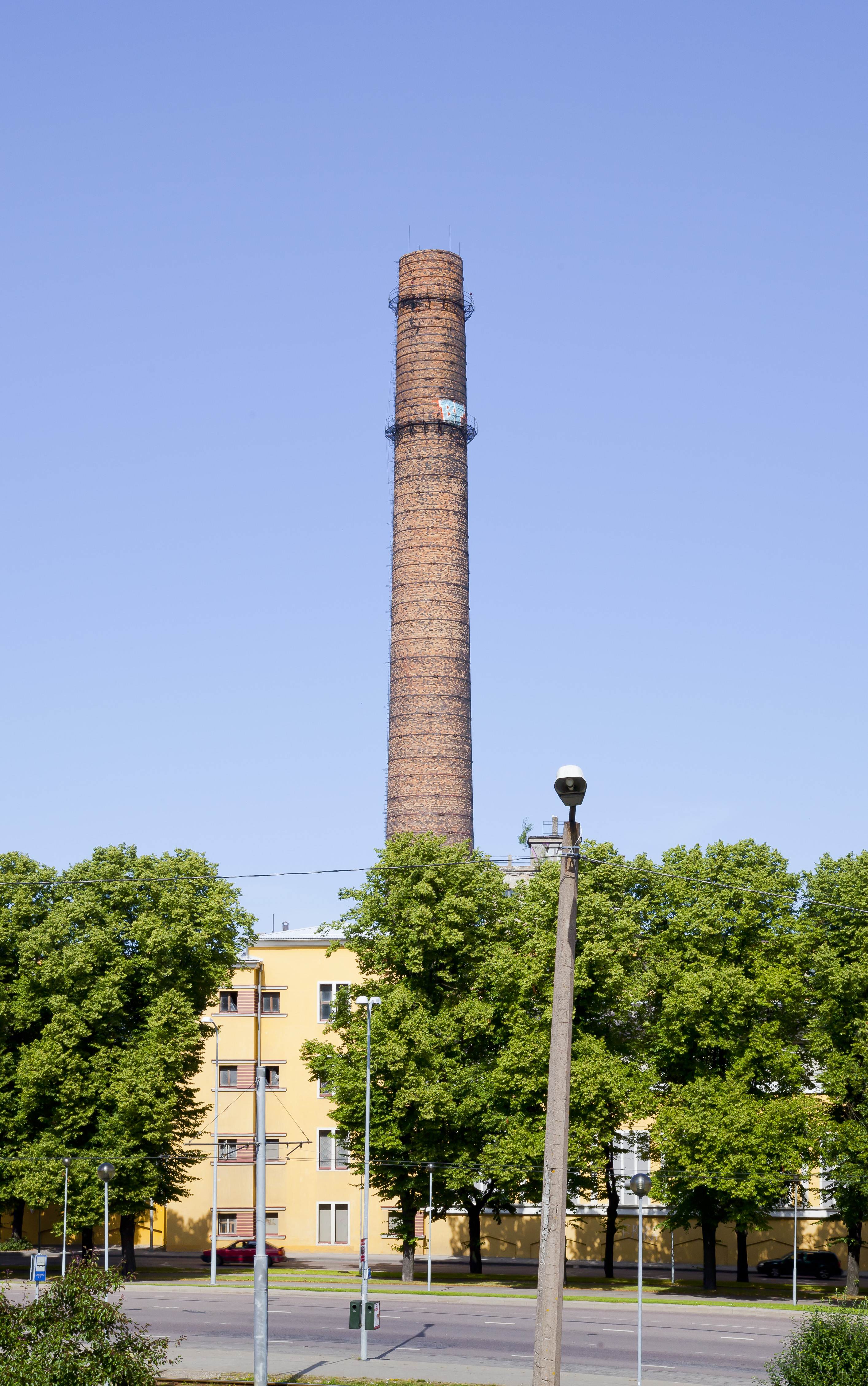 Chimenea de la central eléctrica de Tallin, Estonia, 2012-08-05, DD 01