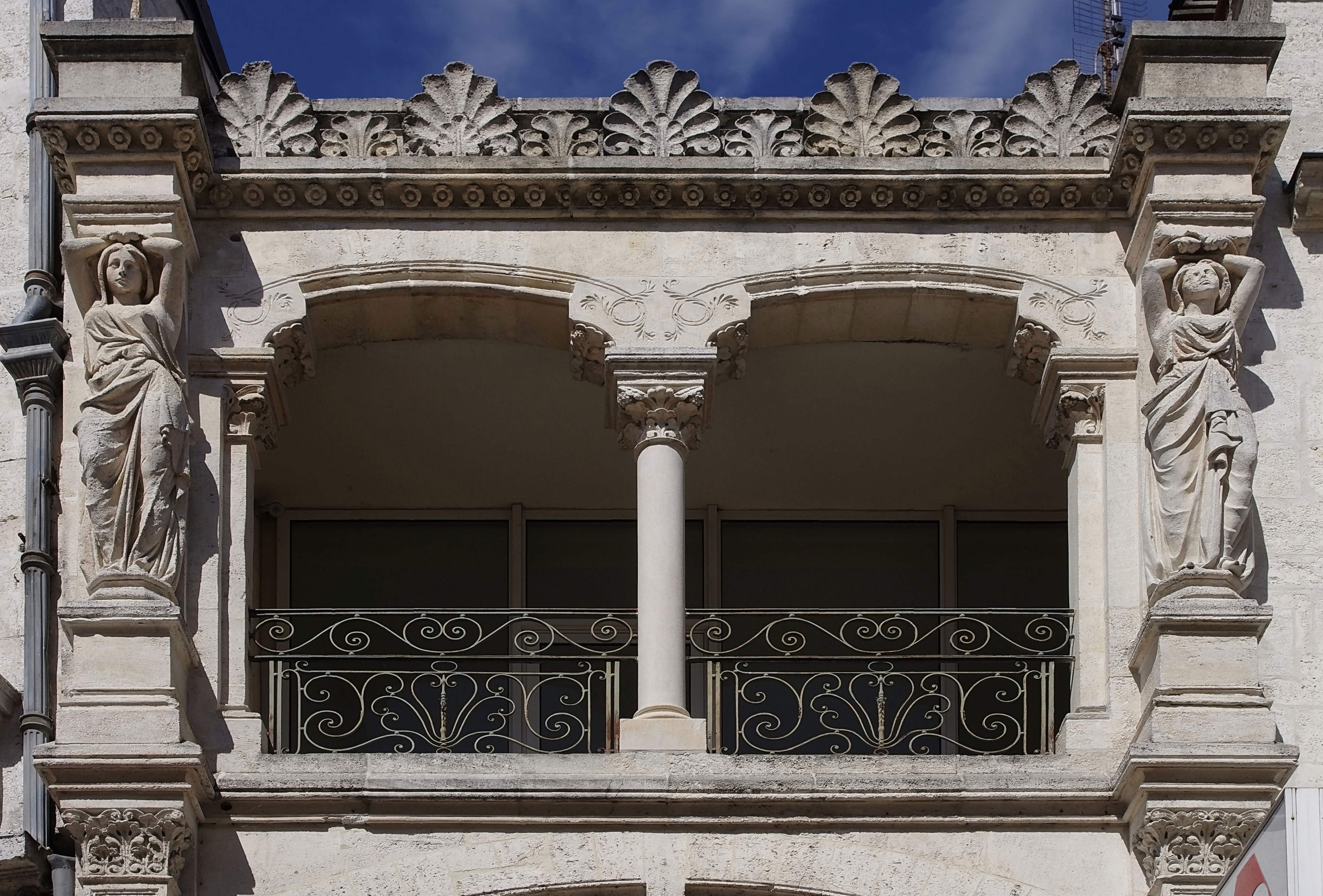 Angoulème Balcon&cariatides 2012