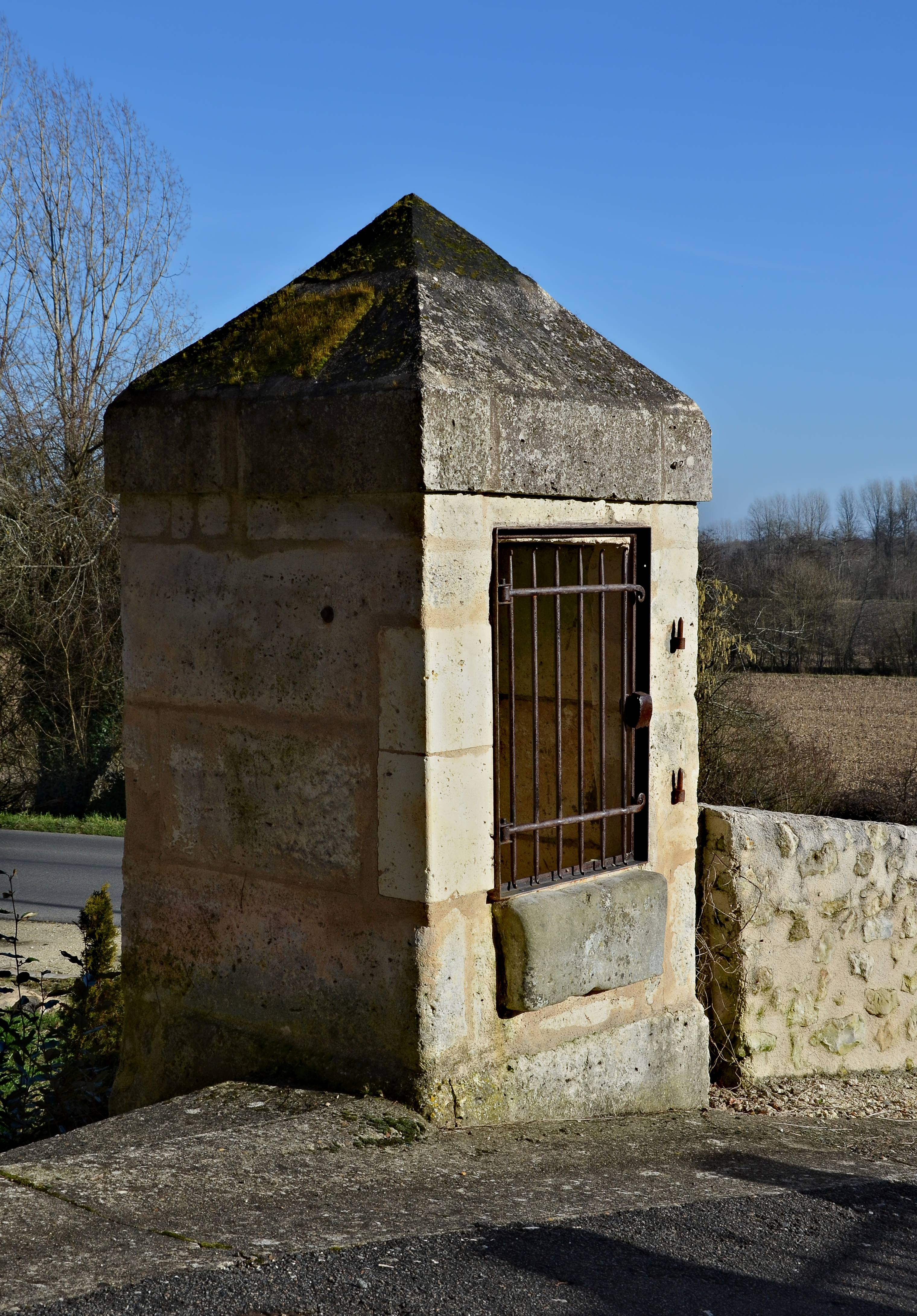 Aubeterre 16 Ancien puits public 2014