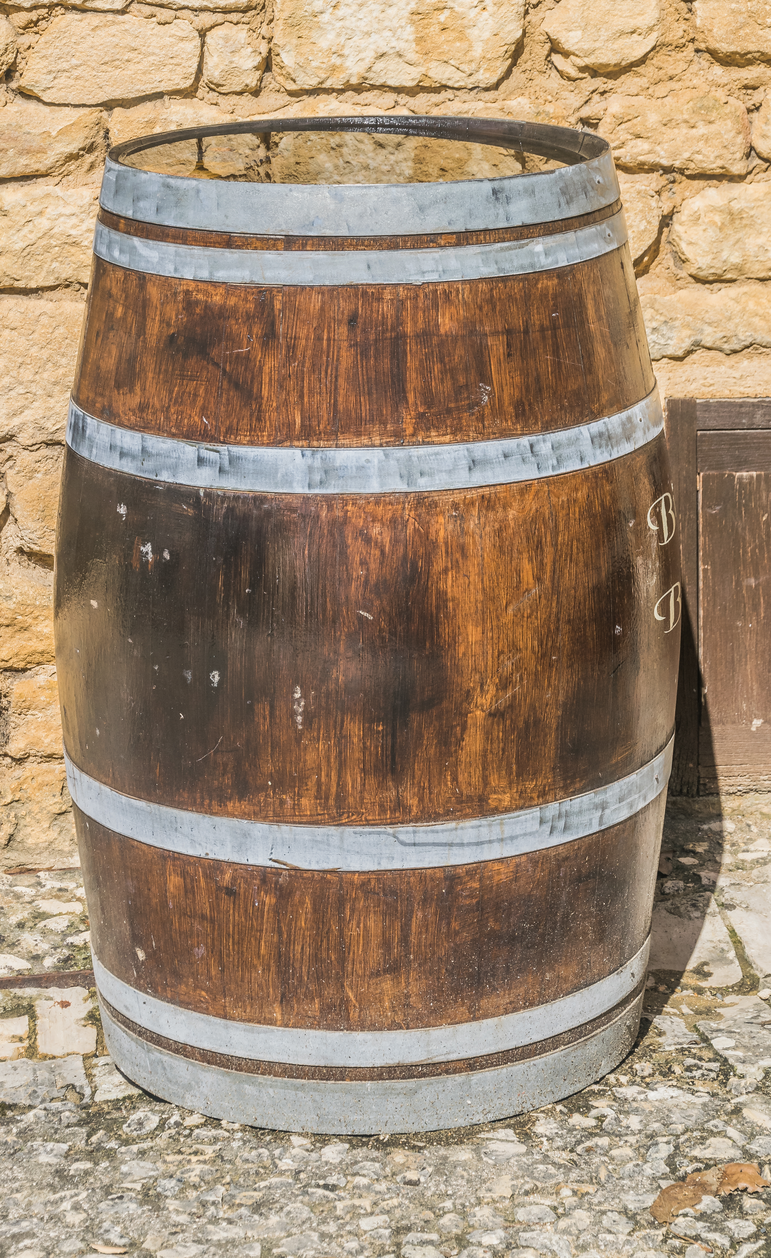 Barrel on the street in Beynac-et-Cazenac