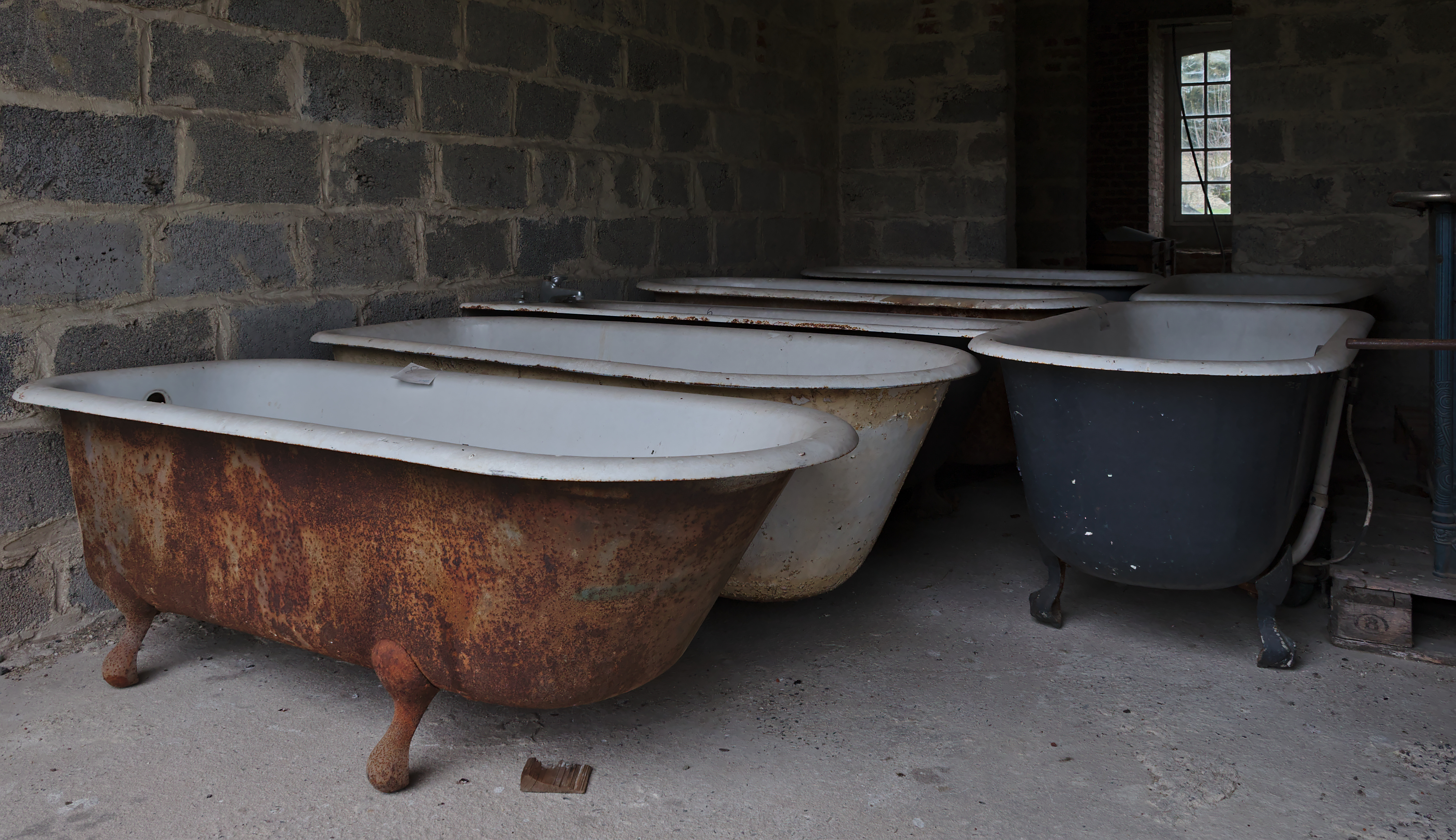 Bathtubs in Chateau de l'Hermitage, Hauts-de-France (DSCF4938)