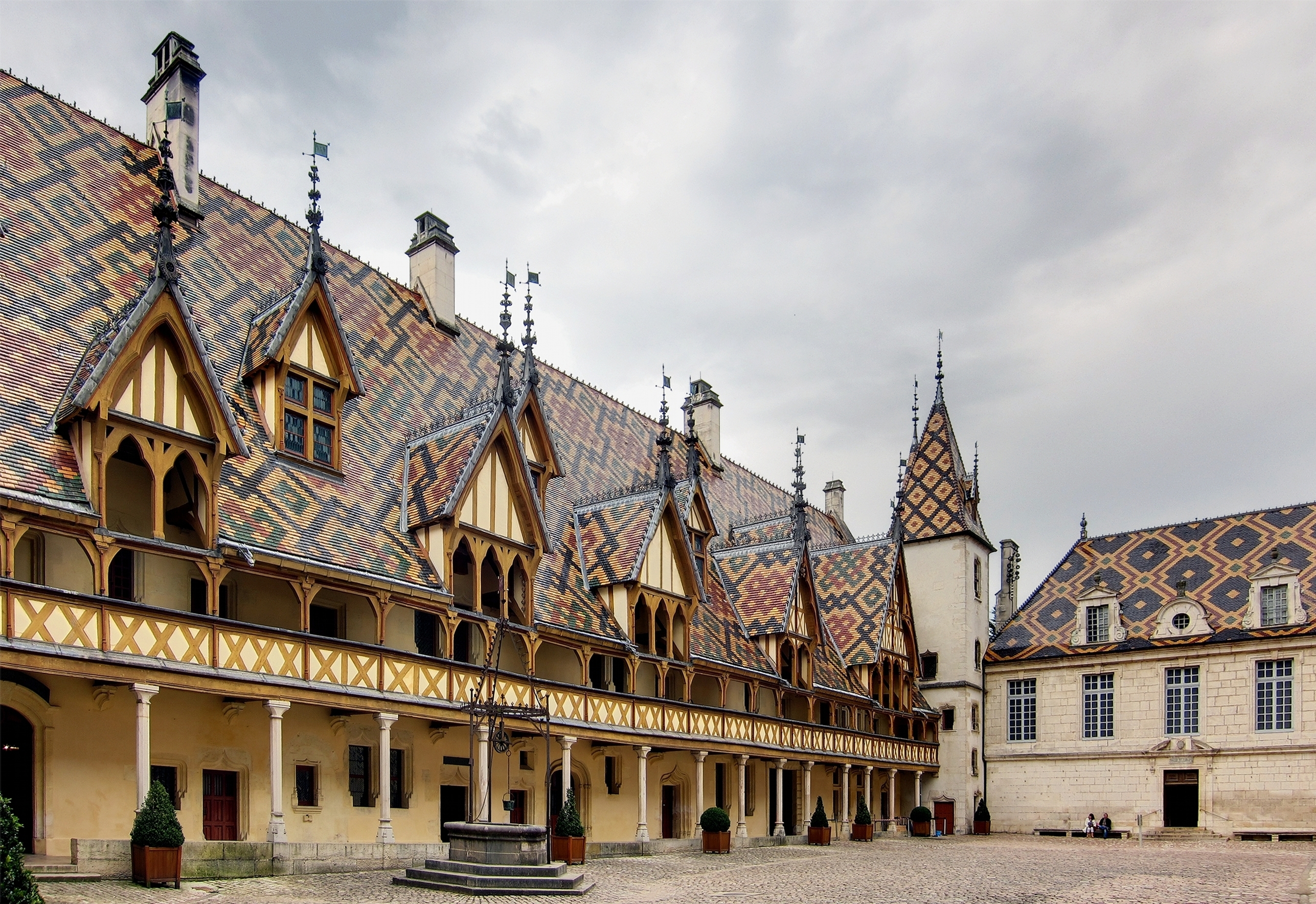 Beaune hospice cour ass 1