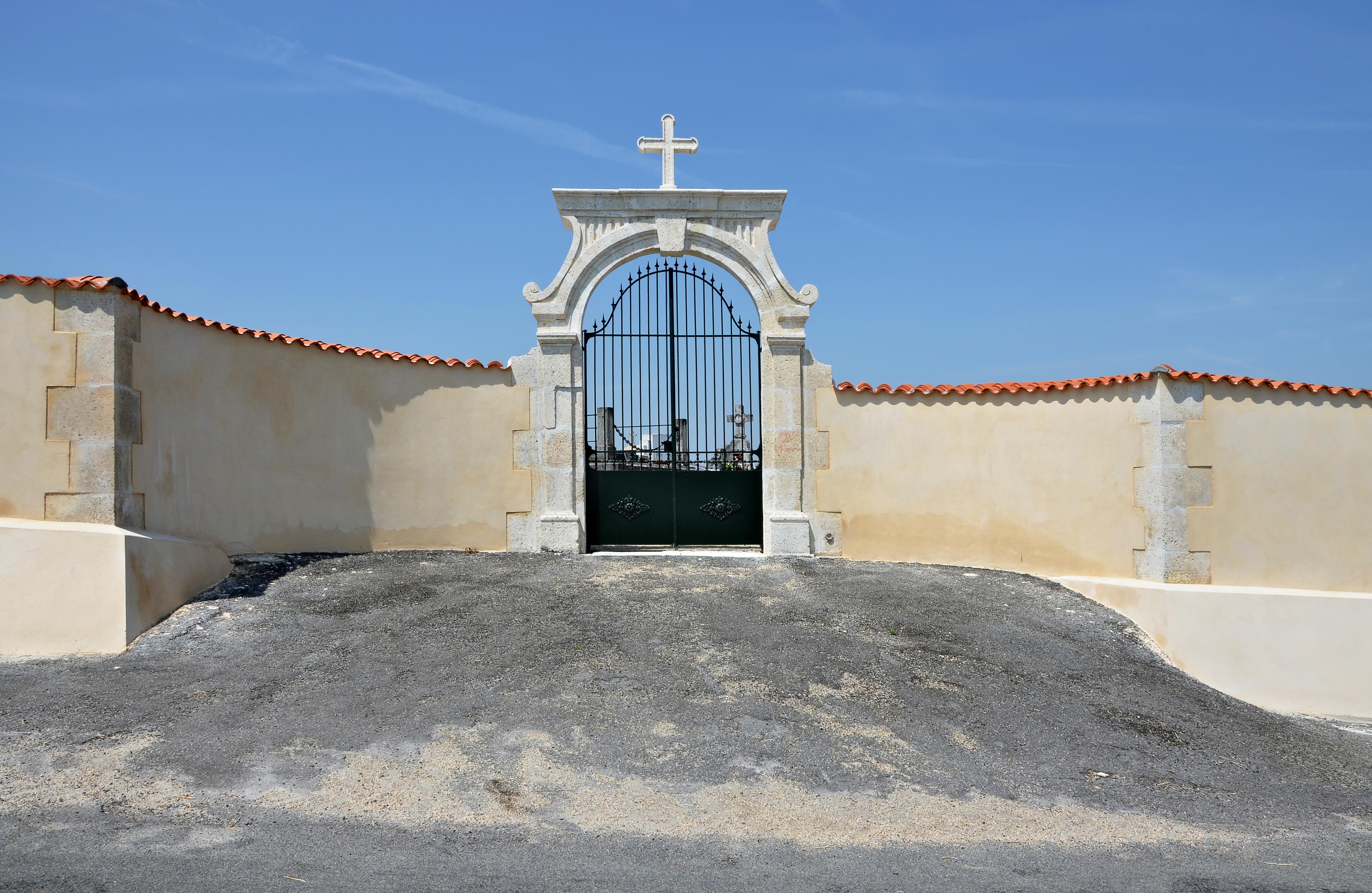 Berneuil 16 Entrée cimetière 2013