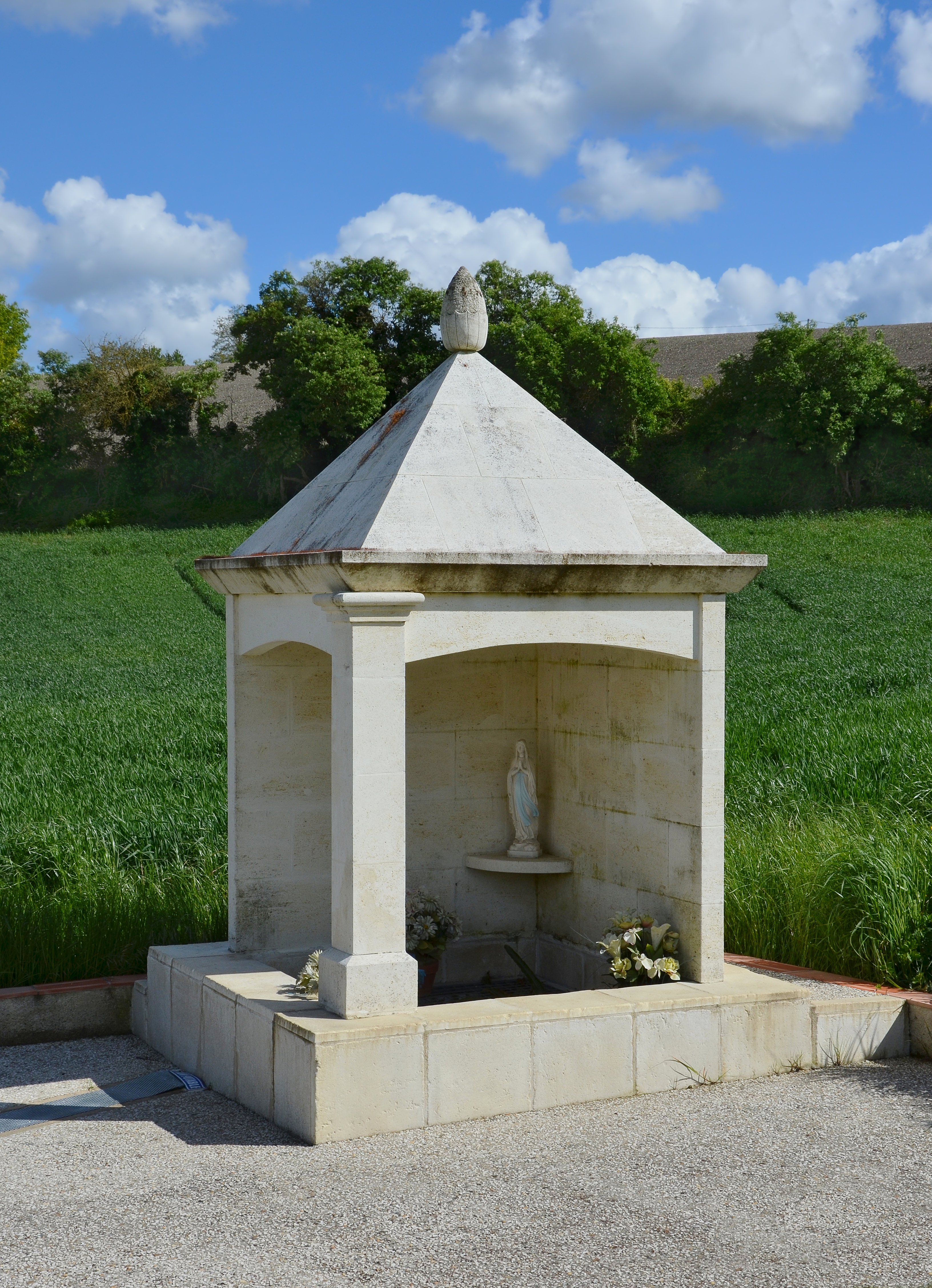 Berneuil 16 Fontaine Notre-Dame 2014