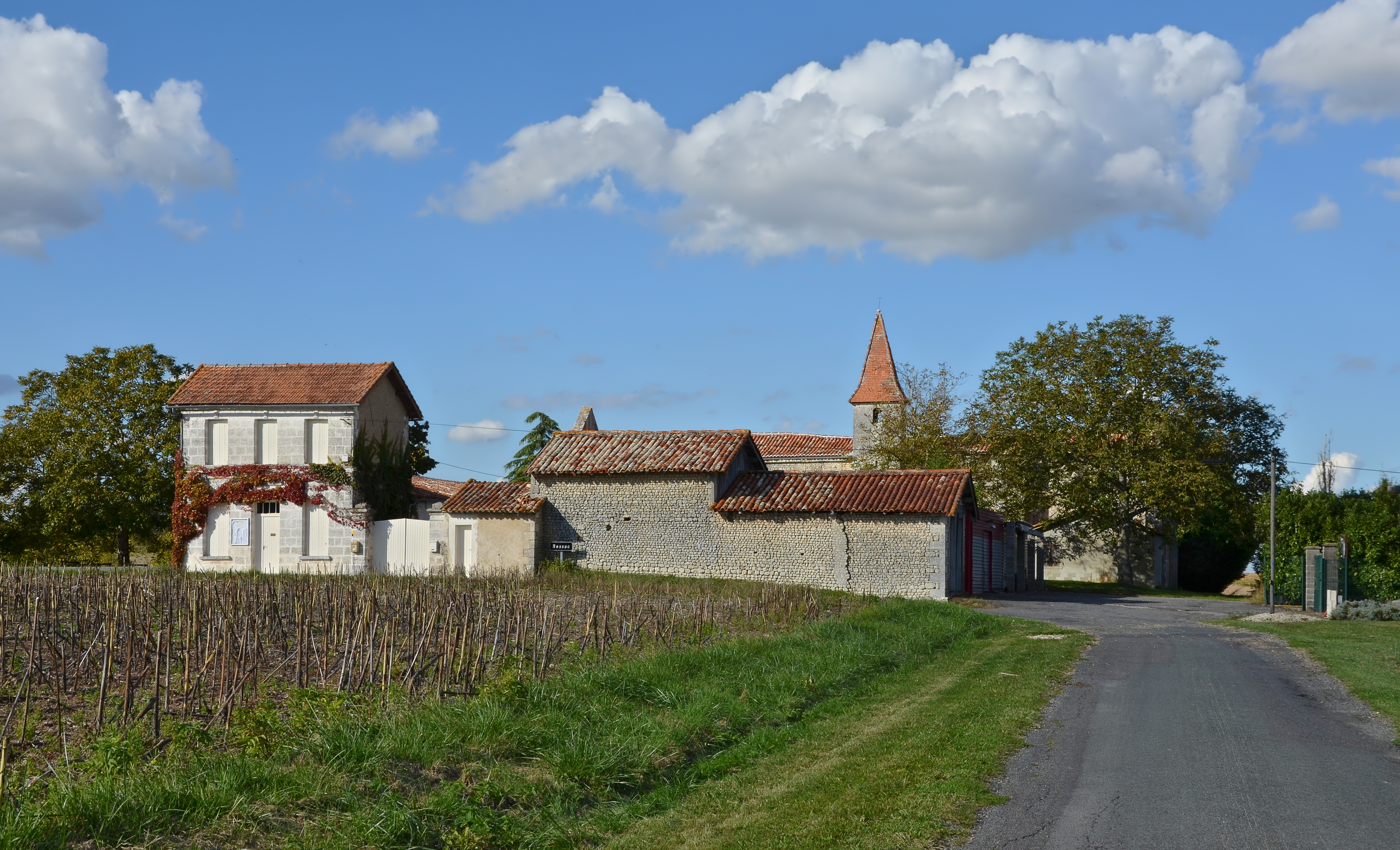 Bessac 16 Le bourg 2014