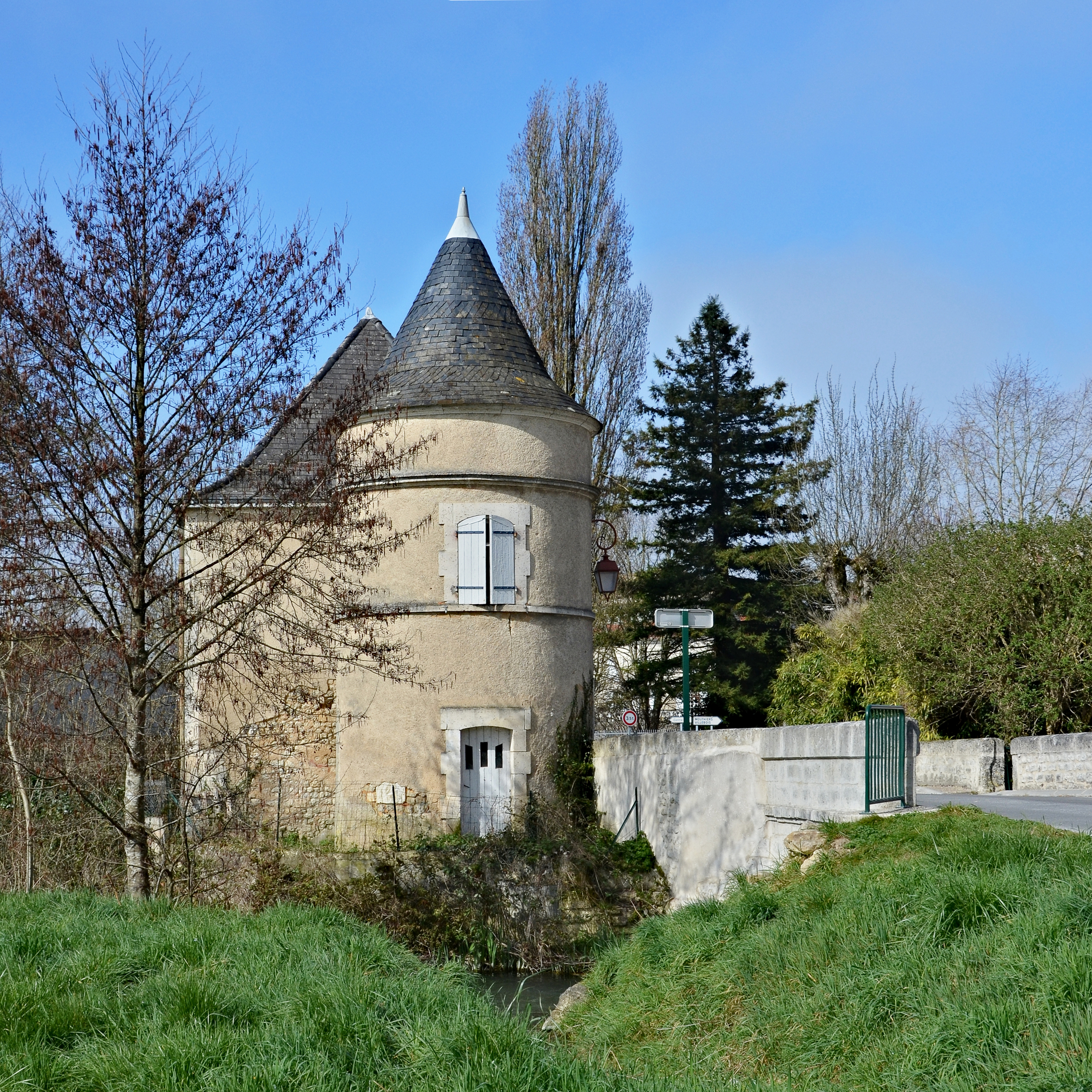 Blanzac 16 Pigeonnier-pont des Rices 2014